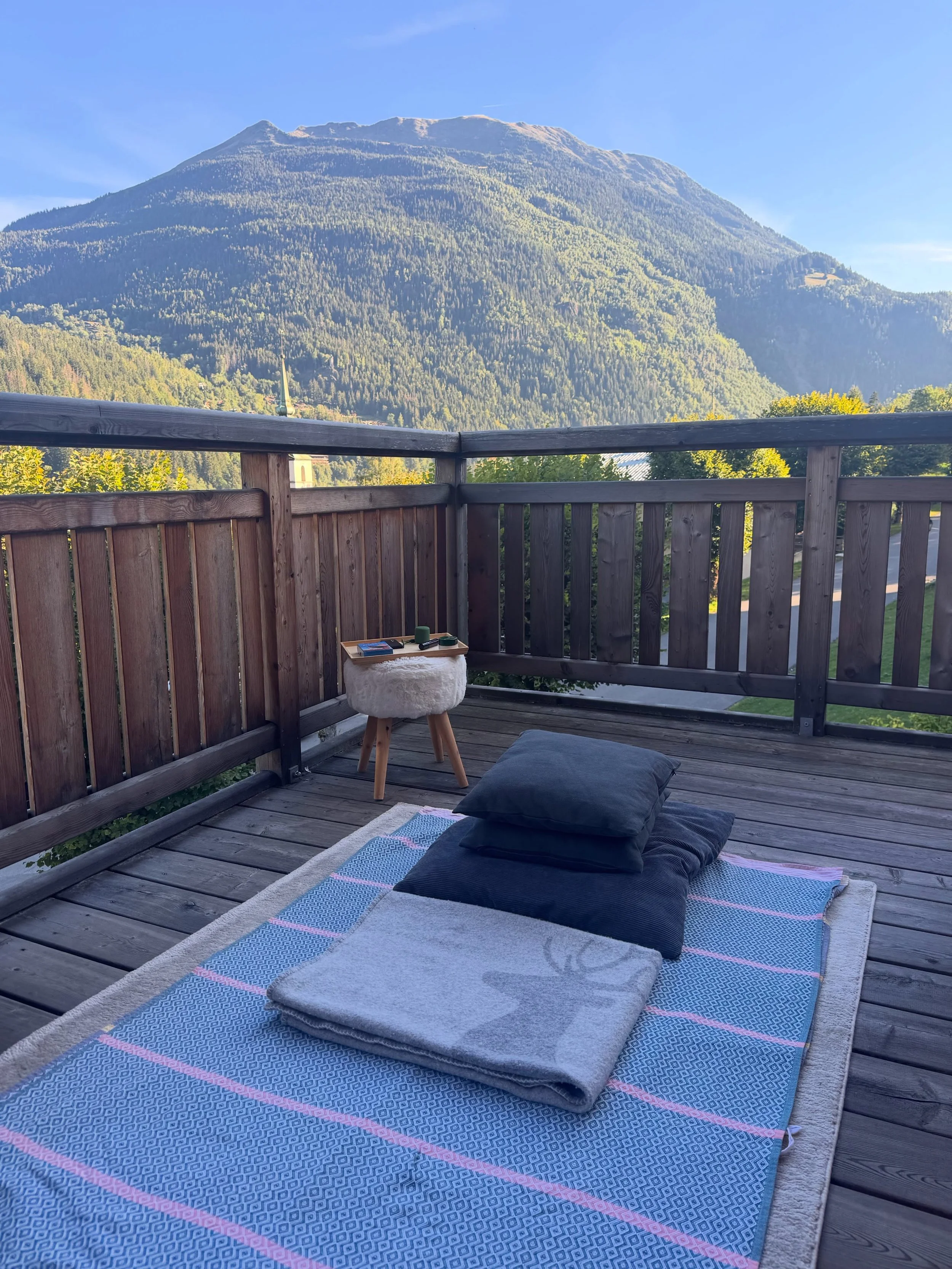 When you can&rsquo;t resist organising pop up private breathwork sessions in your Airbnb a few days before your 100km race. ⛰️ Today we will be looking at balance and recovery - and how breathing patterns and practices can aide in that journey!  The 