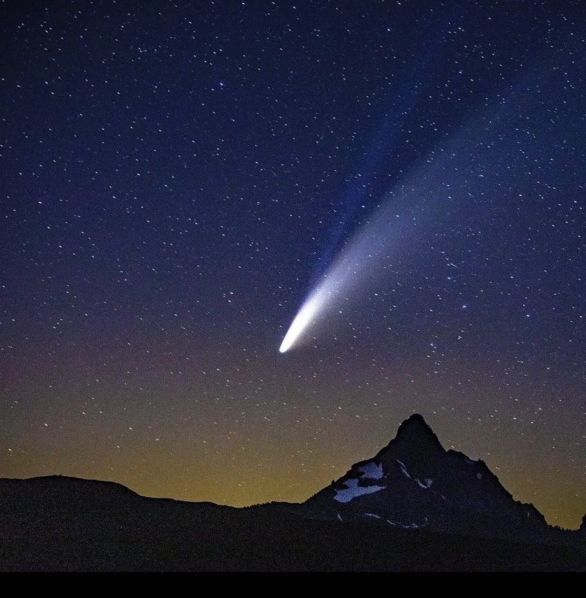 An image of a falling meteor