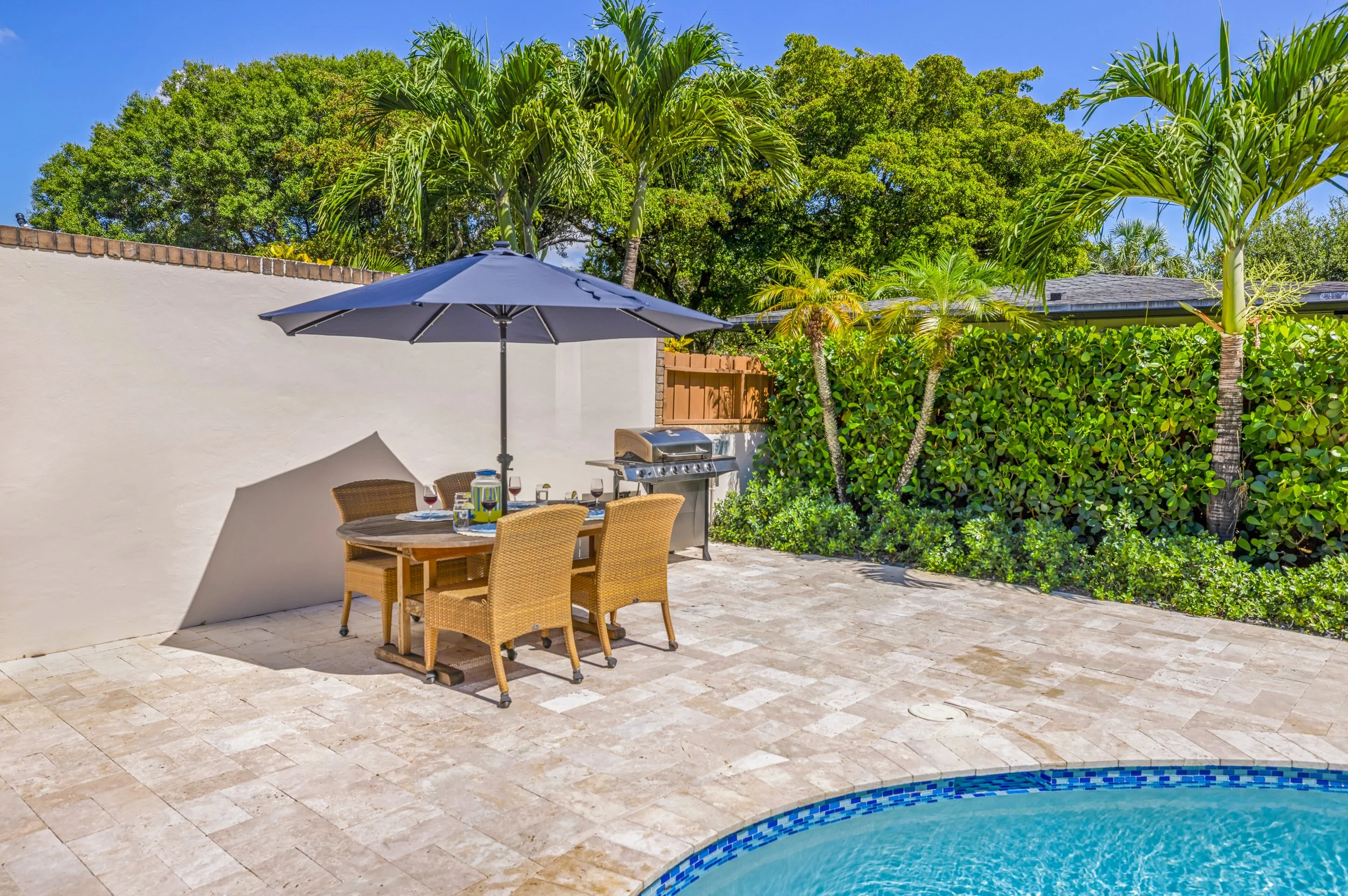 USE - Pool Dining and Grill.jpg