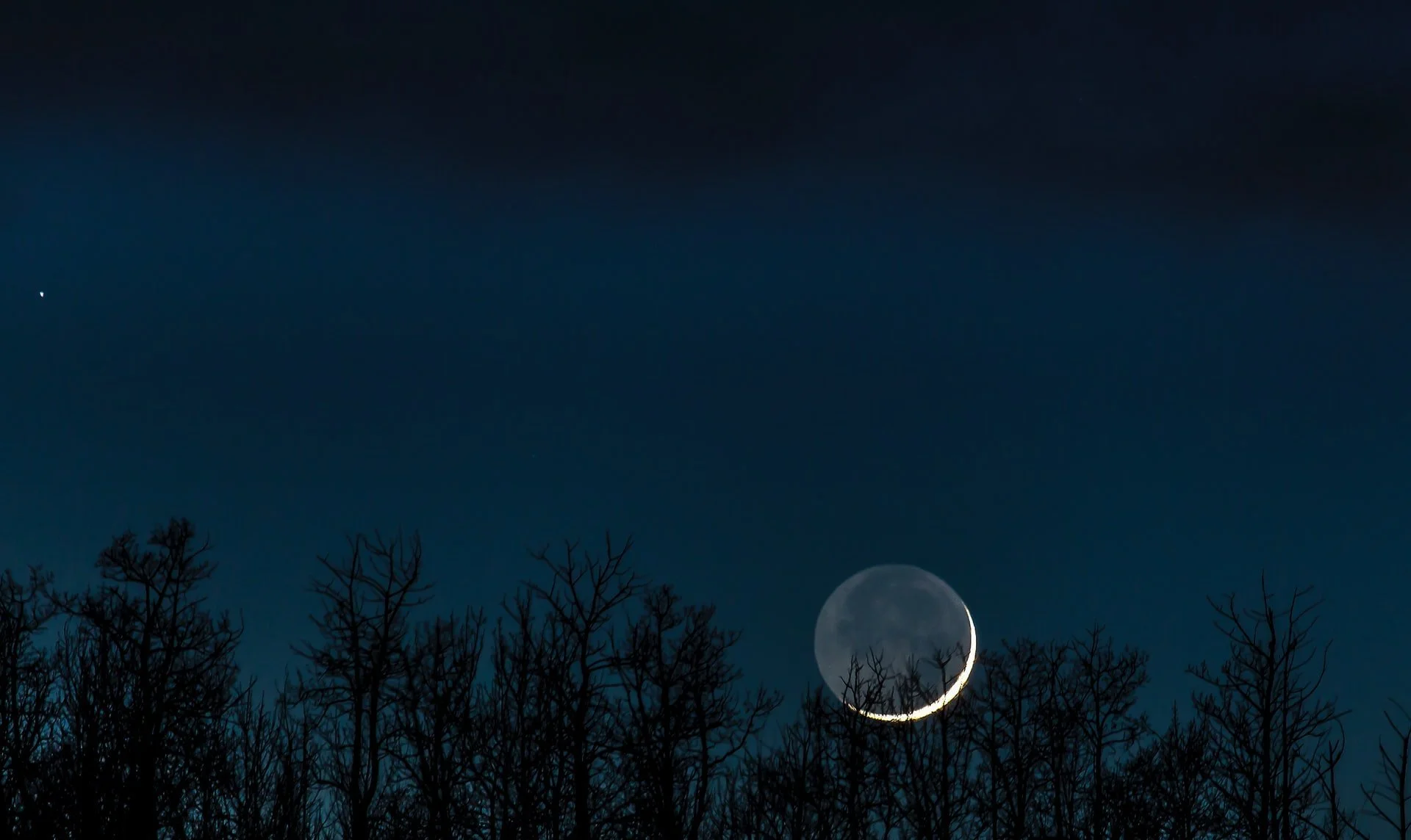 How To Perform A New Moon Ritual For Manifestations
