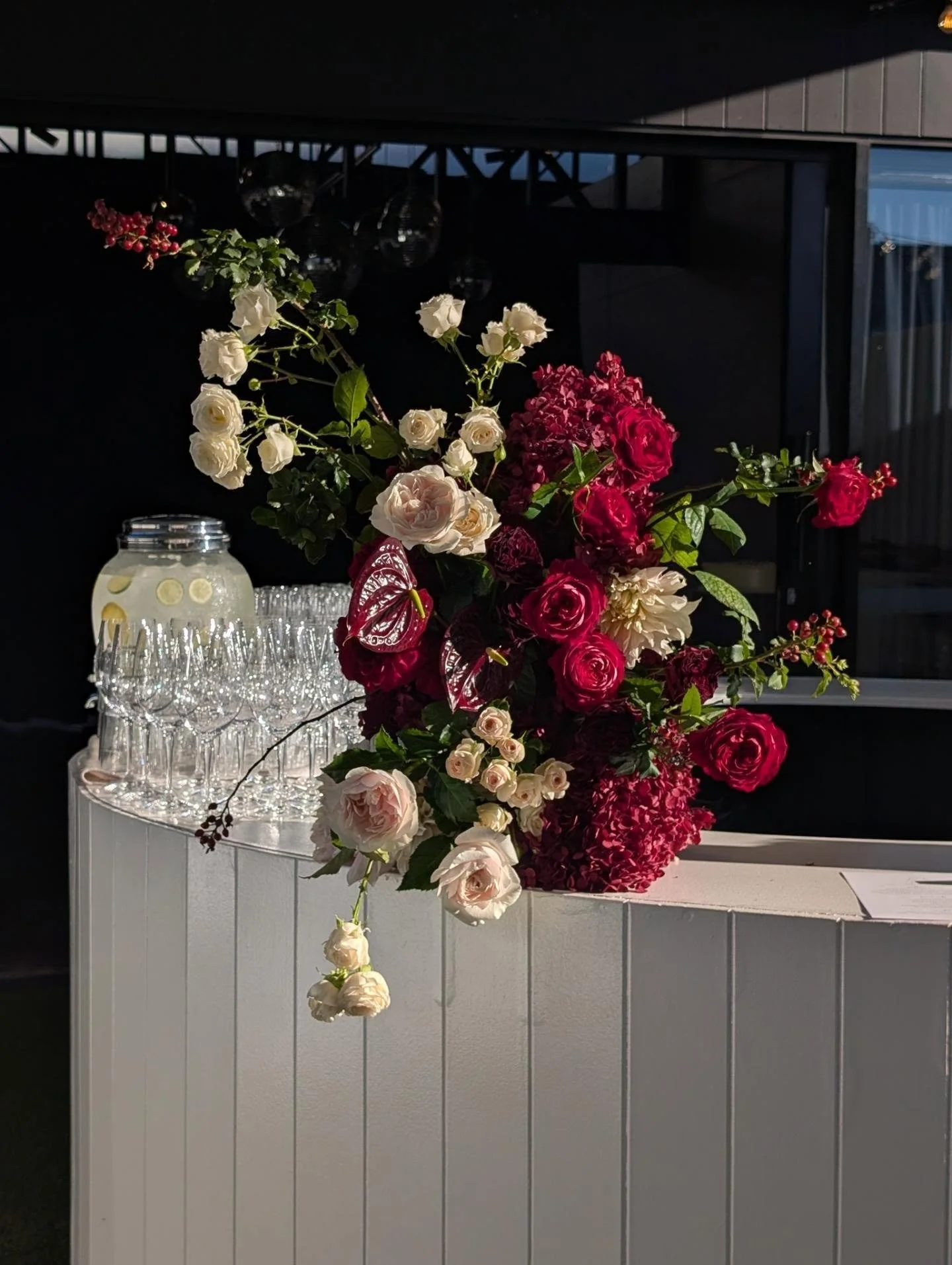 A juicy little bar moment at @therefinery__ yesterday.
The brief was moody, romantic, effortless garden 🤌🏼

@tildeath_events with most beautiful planning and styling