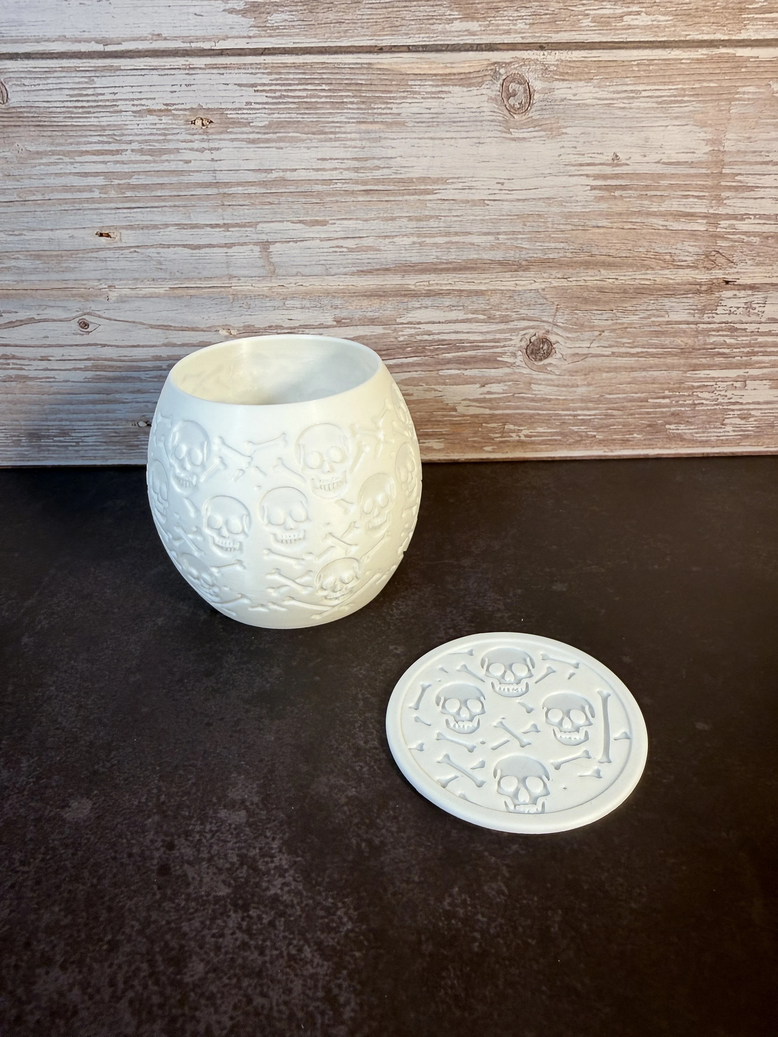 SKULL AND CROSSBONES TEALIGHT HOLDER Ralf_3D.JPG