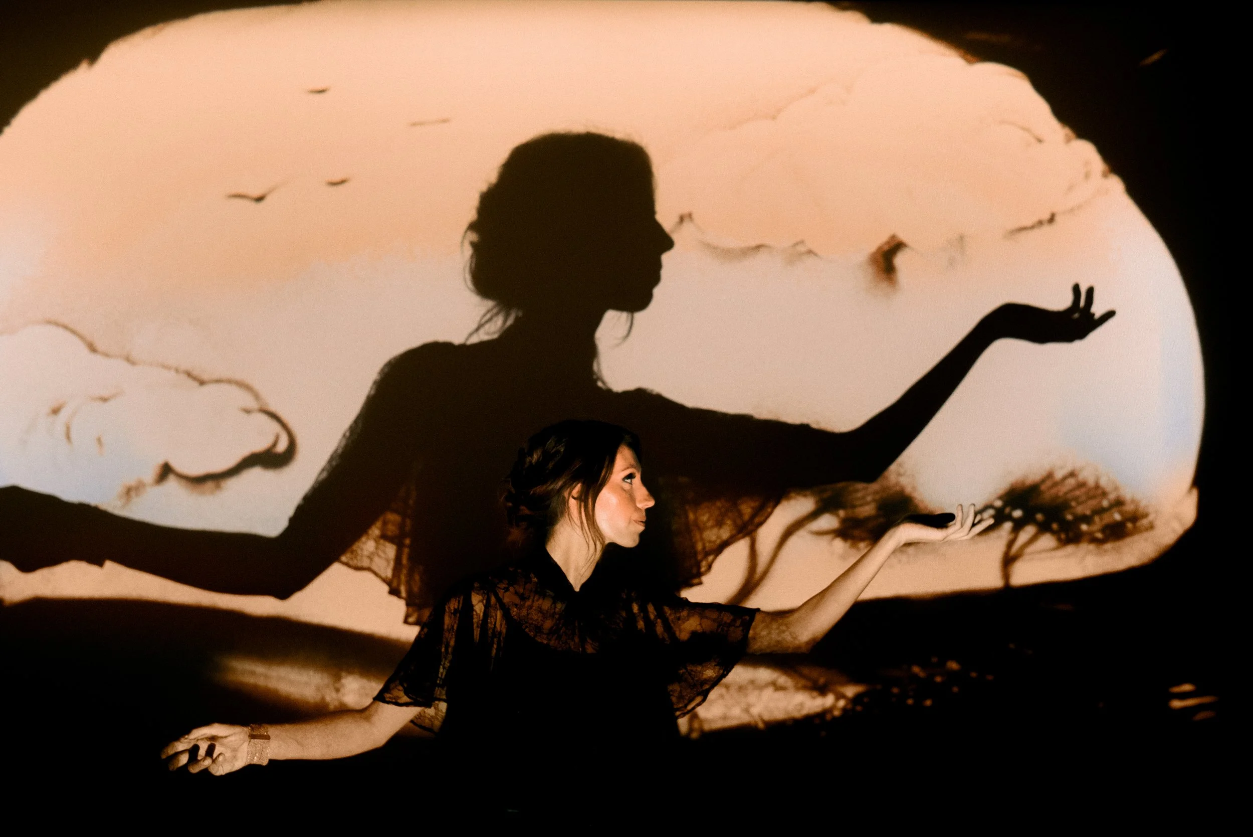 Nadia Pretto artista con proiezione sabbia giochi di luce arte creatività emozione atmosfera