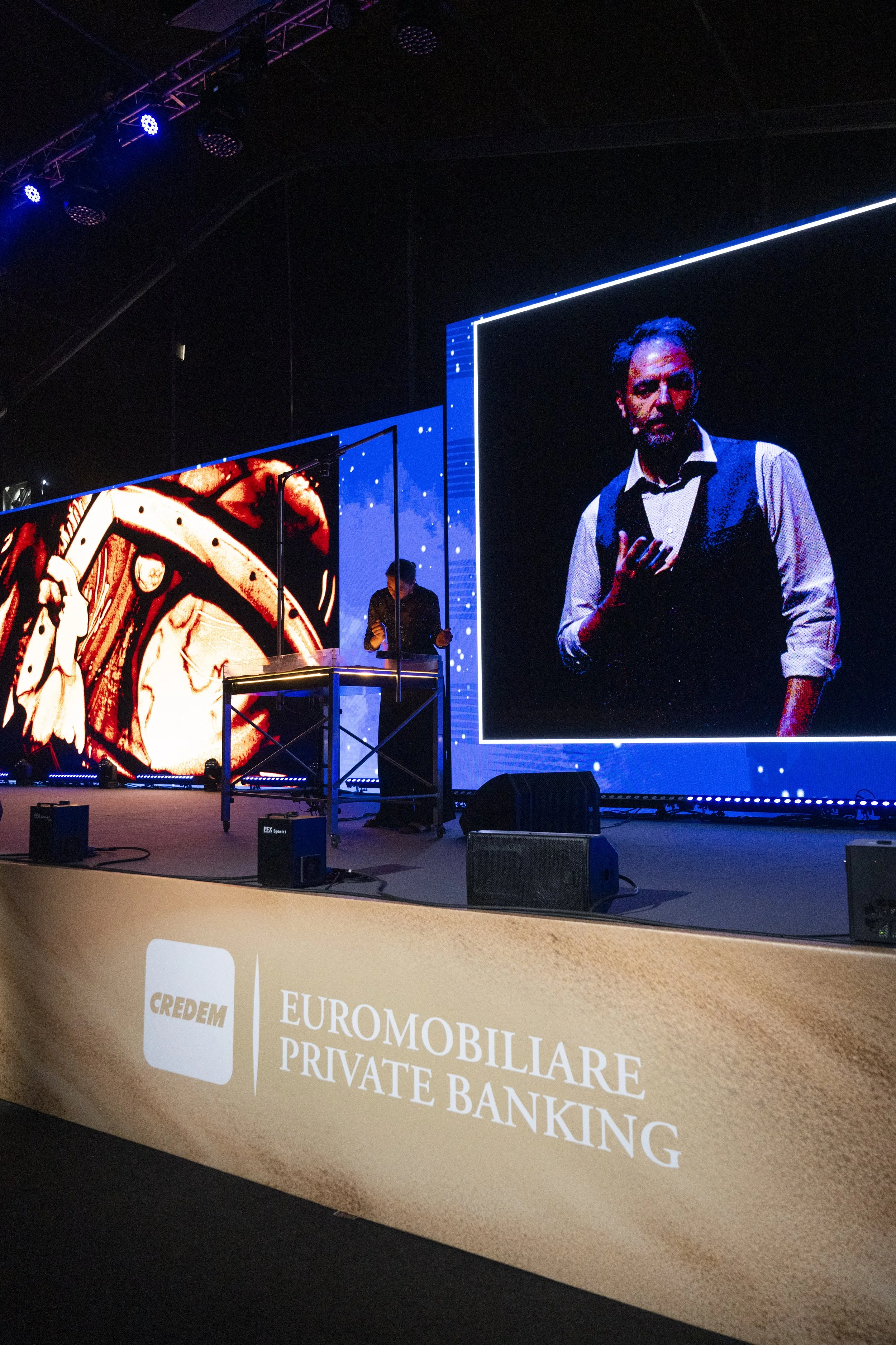 nadia-pretto-neri-marcore-convention-credem-euromobiliare-sardegna-sand-art-corporate-event.jpg