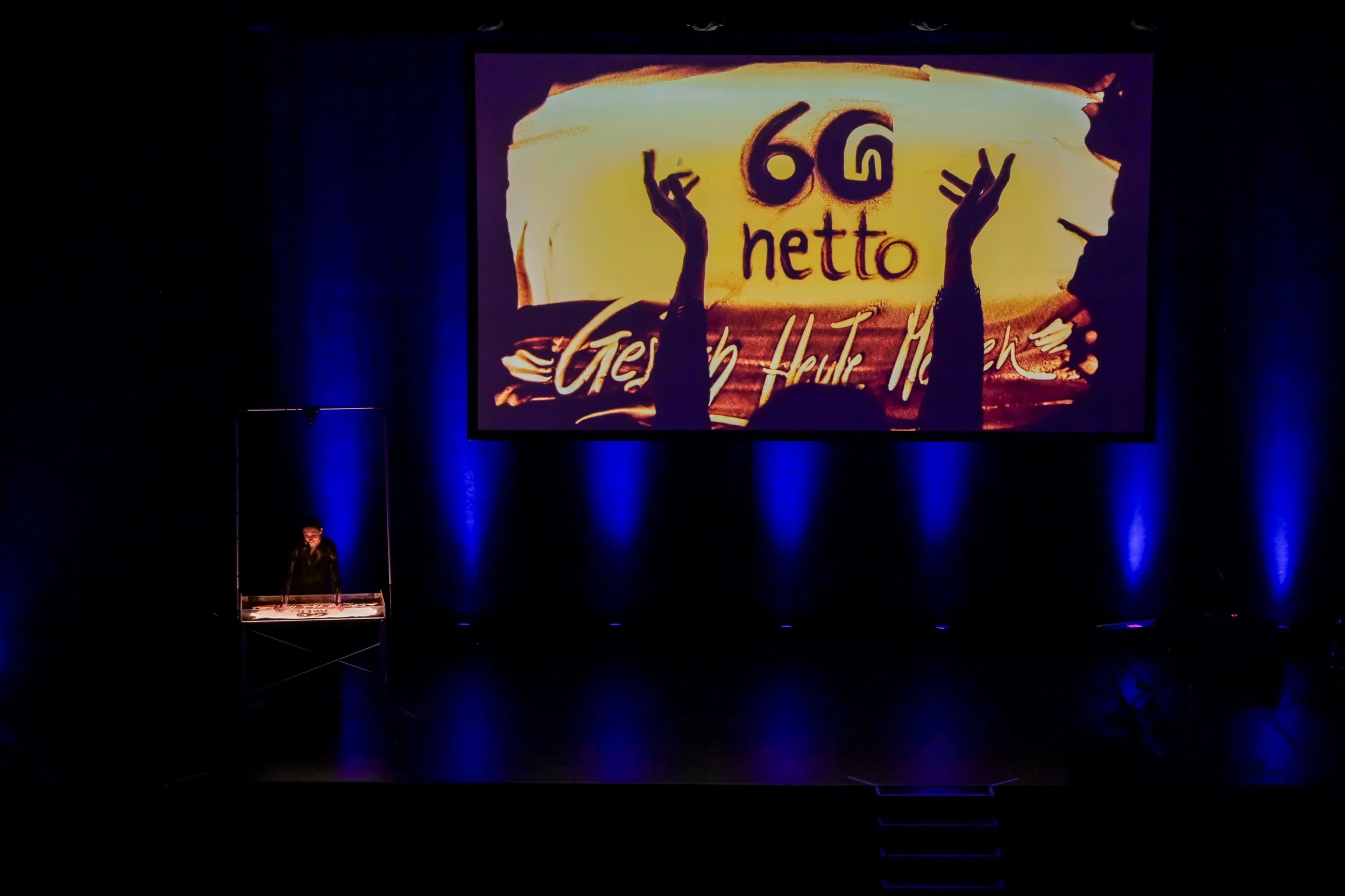 Netto-Gruppe-KKL-lucerna-show-sand-art-nadia-pretto-artista-sabbia.jpg