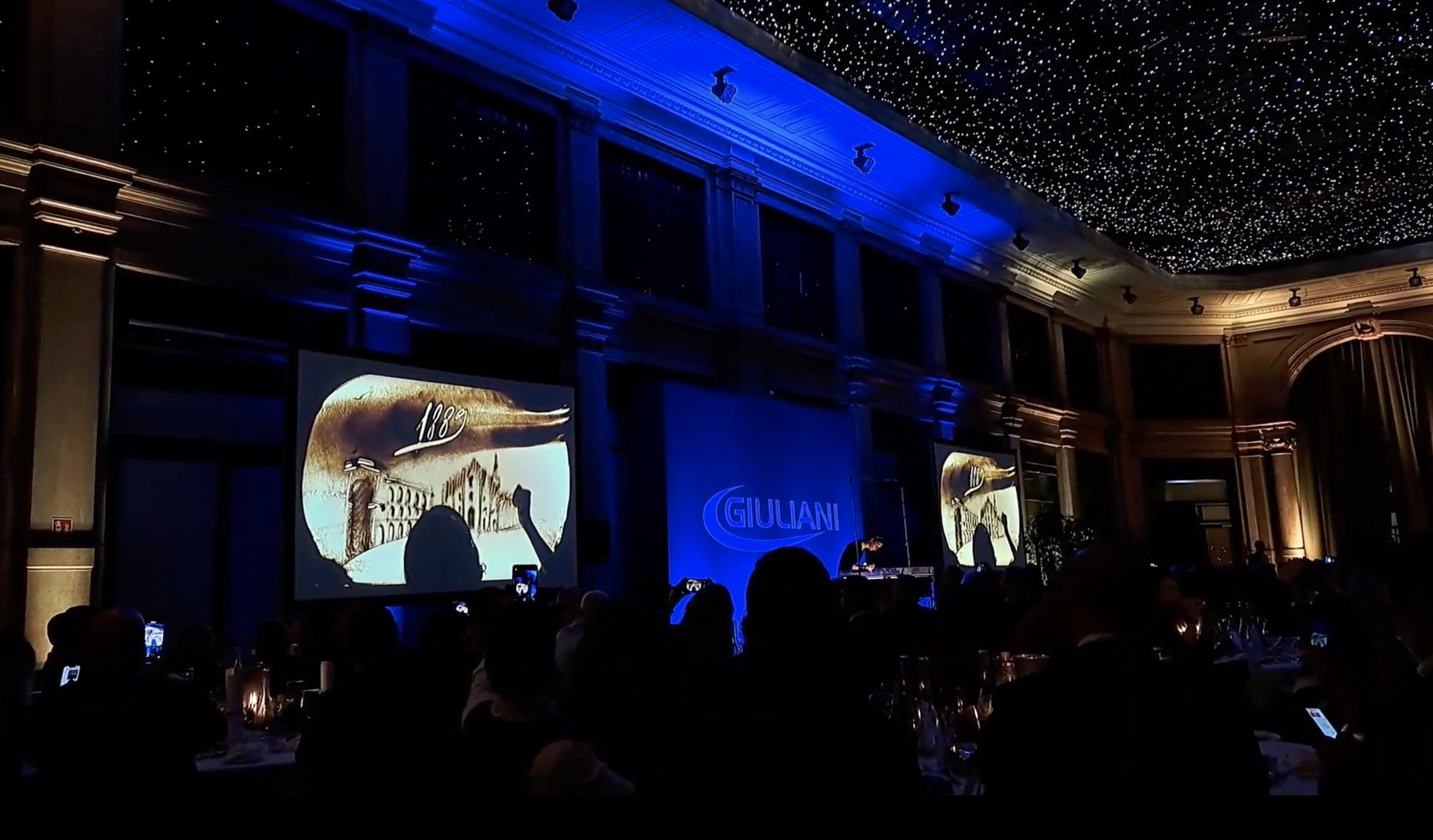 evento-giuliani-pharma-galleria-meravigli-milano-130-anni-nadia-pretto-spettacolo-sabbia-sand-art.png