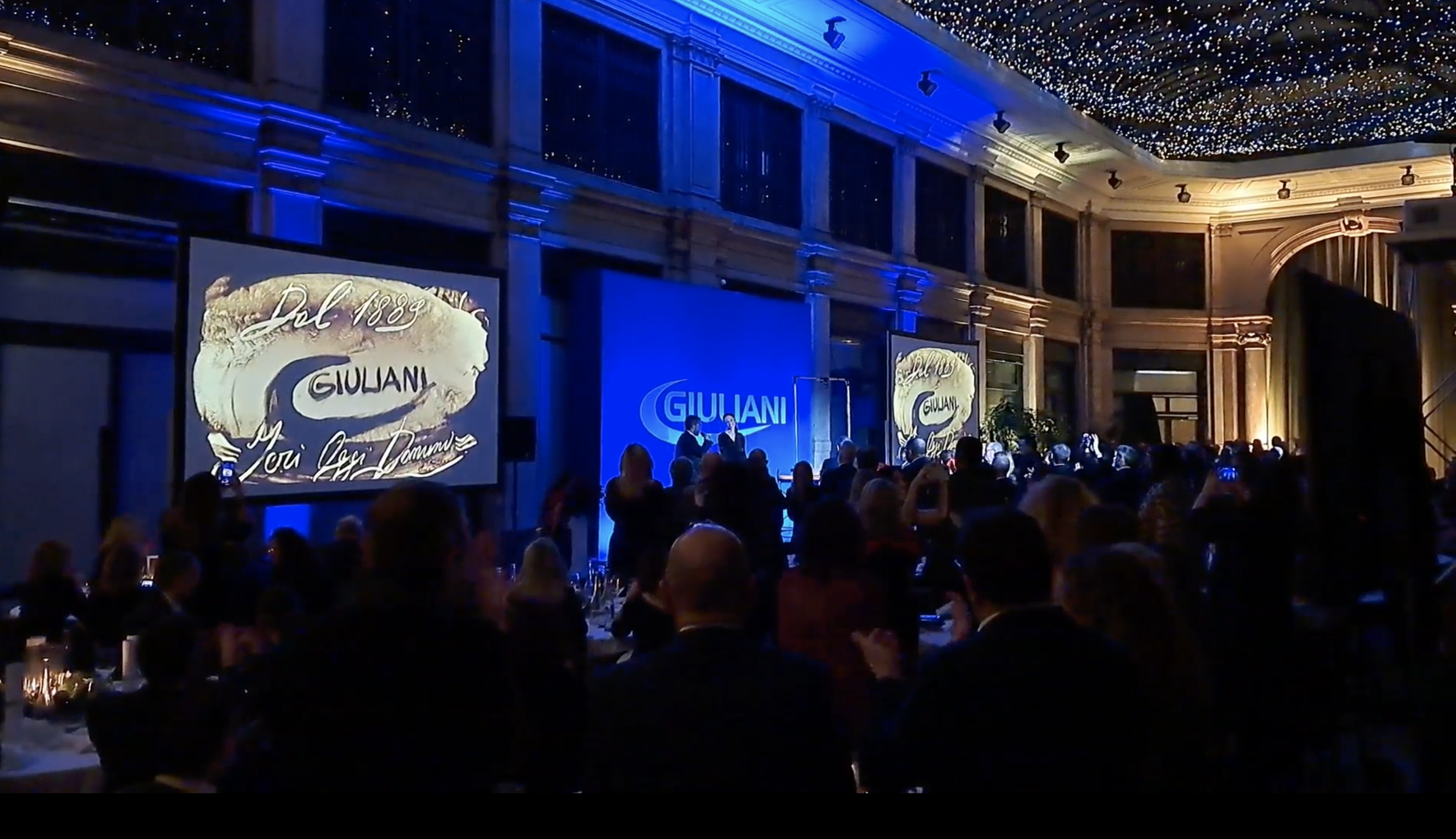 evento-giuliani-pharma-galleria-meravigli-milano-130-anni-nadia-pretto-spettacolo-sabbia.png