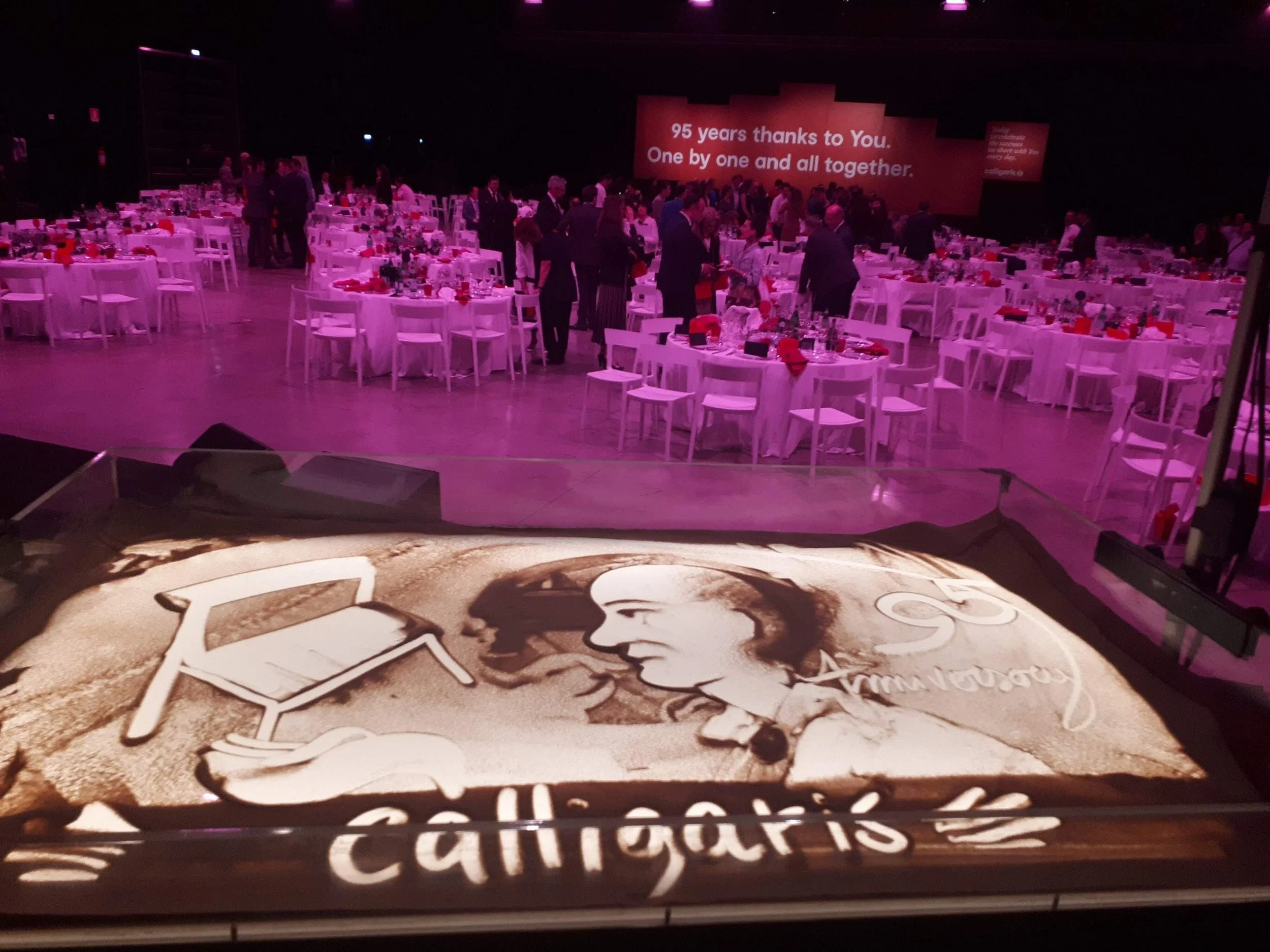 95-anni-calligaris-east-end-studios-milano-nadia-pretto-spettacolo-sabbia-sand-art.jpg