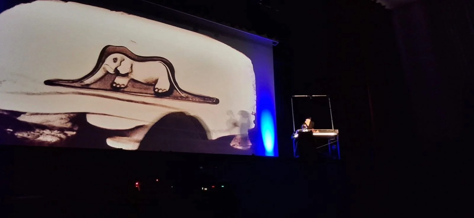 Un disegno realizzato nella sabbia da Nadia Pretto, proiettato sul grande schermo durante lo spettacolo dedicato alla storia del Piccolo Principe in teatro 