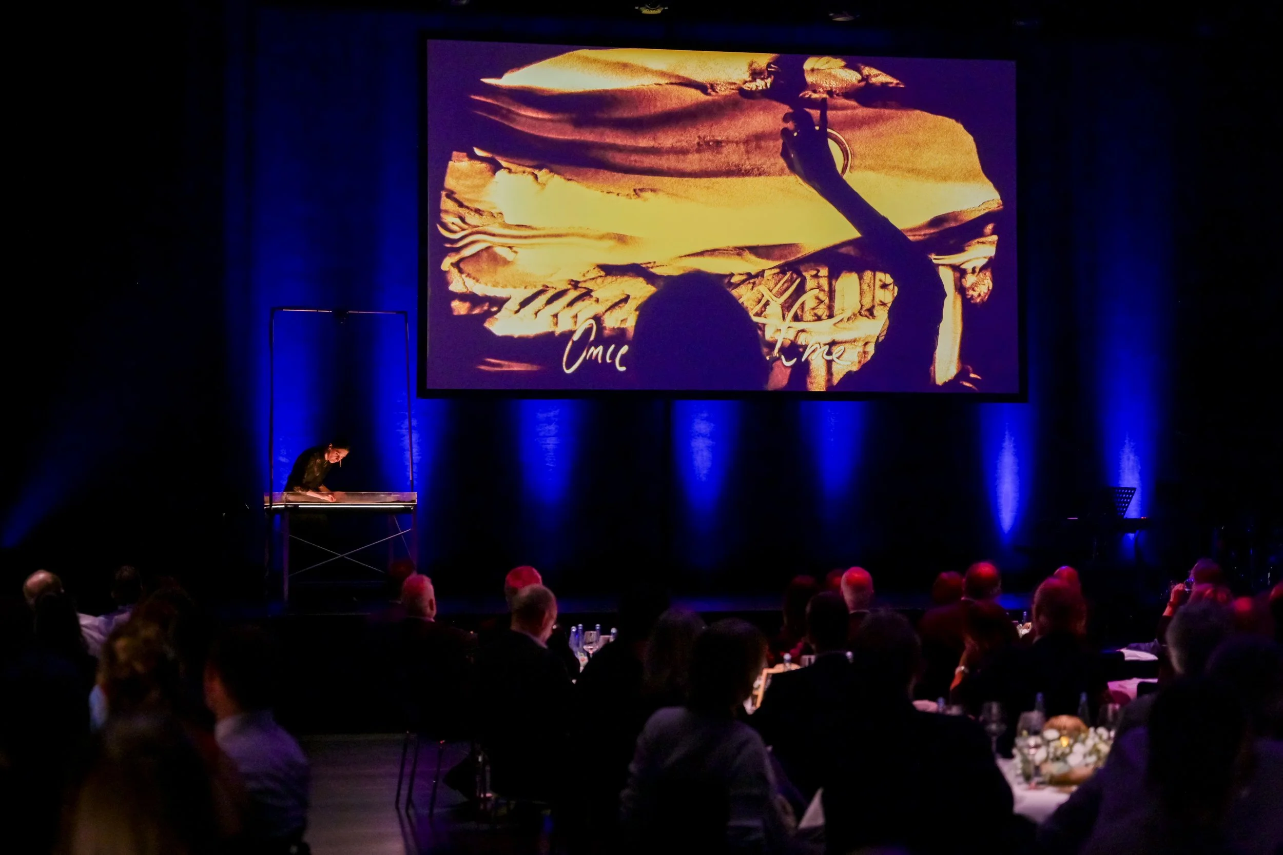 nadia- pretto-sand-art-live-show-anniversary-lucerna-netto-gruppe-kkl.jpg