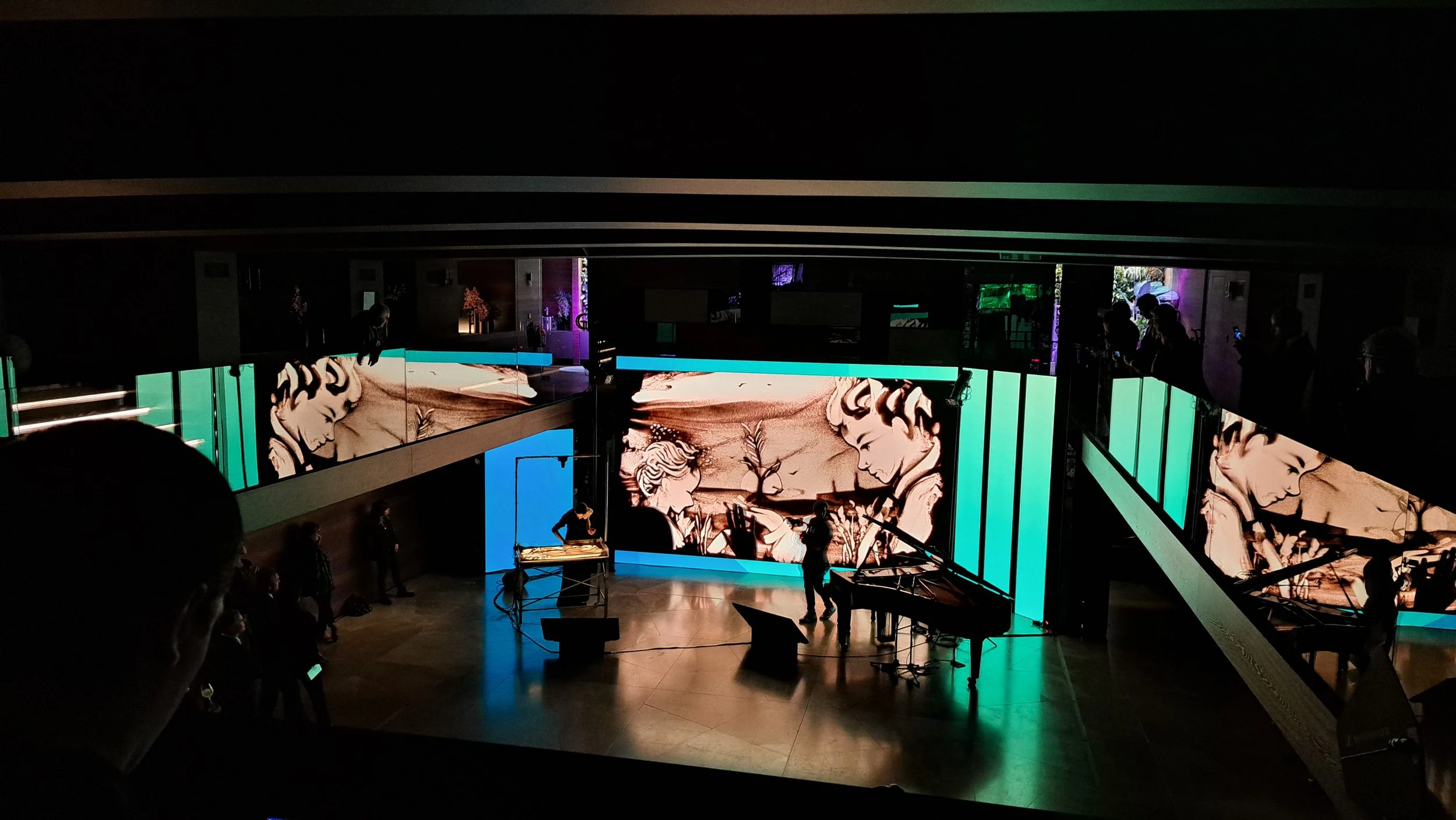 Spettacolo personalizzato di sand art dell'artista Nadia Pretto spazio Gessi Milano per 100 anni Cassa Lombarda