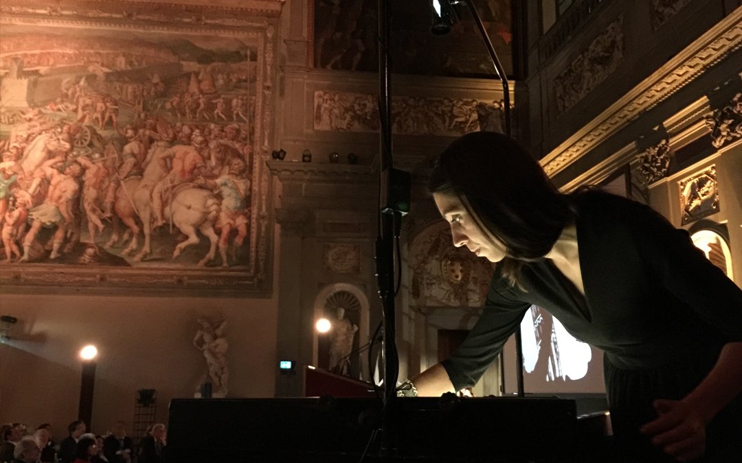 Nadia Pretto durante lo spettacolo di sand art nel Salone dei Cinquecento di Palazzo Vecchio a Firenze, cliente Federchimica Confindustria