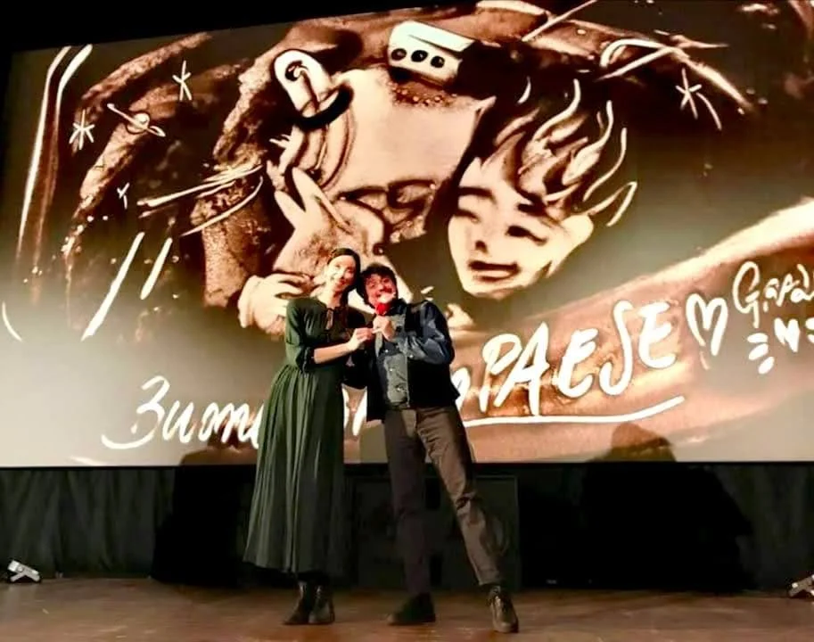 Il saluto al pubblico alla fine dello spettacolo, davanti al quadro finale dedicato realizzato nella sabbia, spettacolo Il Piccolo Principe di Nadia Pretto con Matteo Curatella