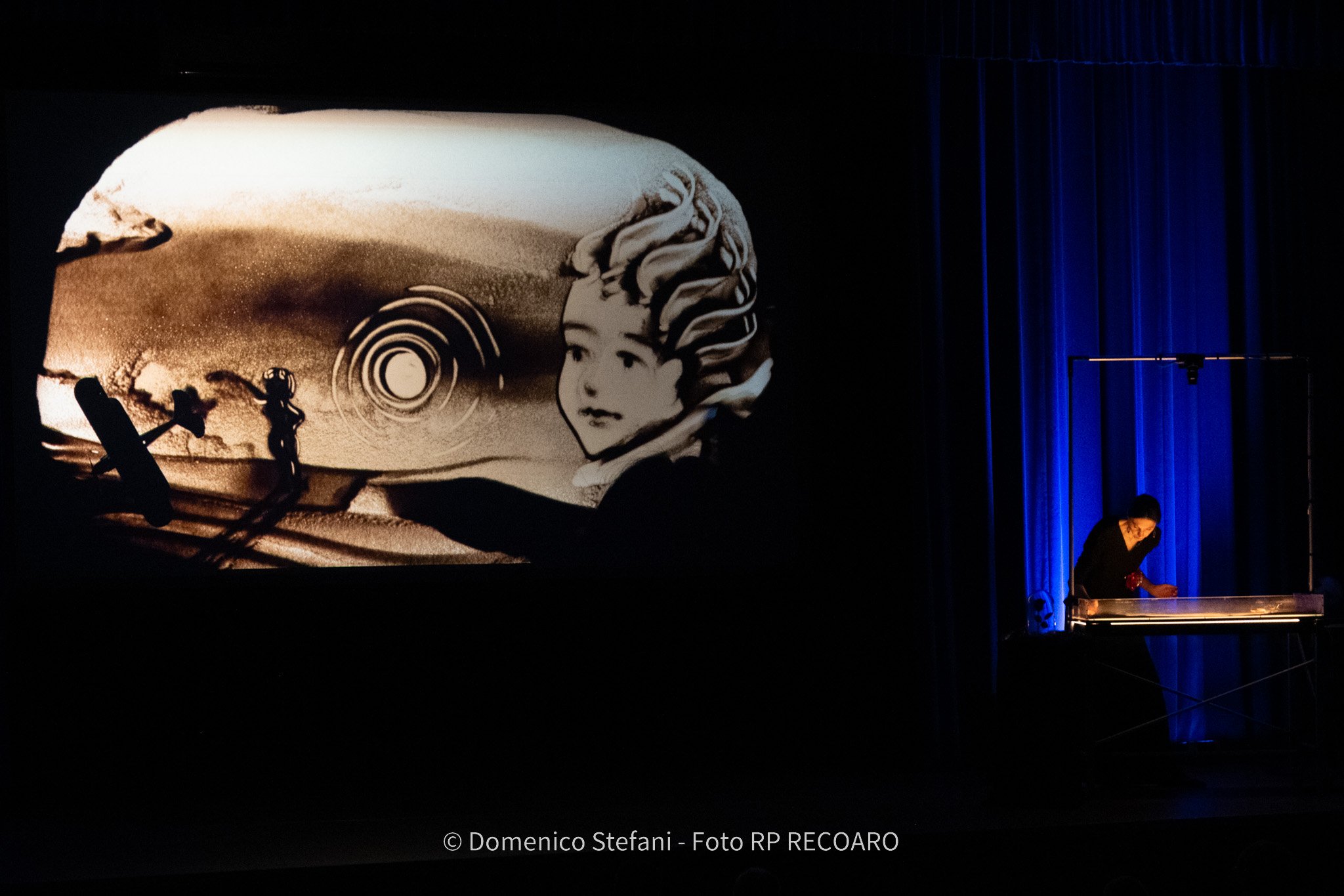La platea durante Il Piccolo Principe, spettacolo di sand art di Nadia Pretto con voice over a teatro. Domenico Stellari · Foto MP Record.