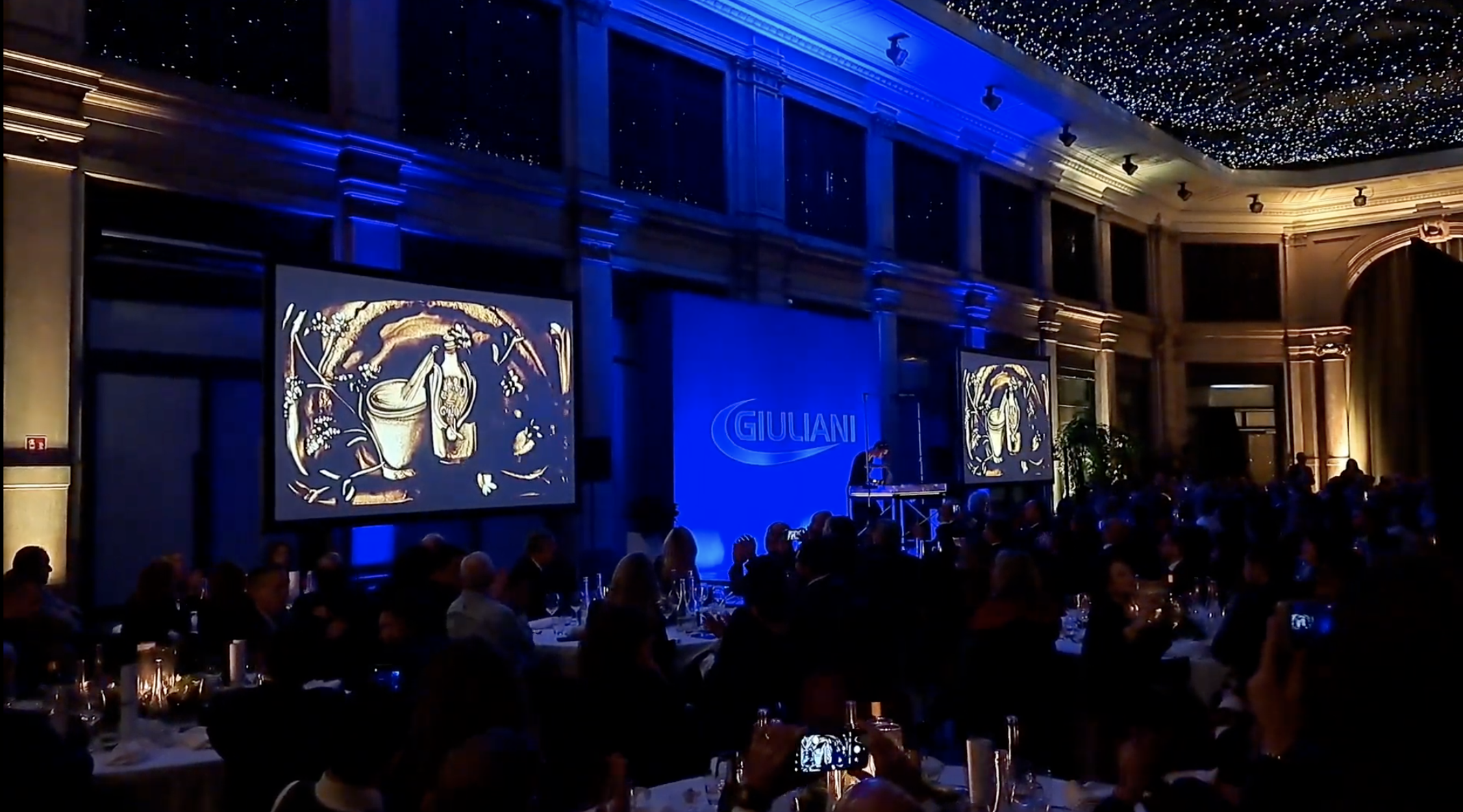 Spettacolo di sabbia di Nadia Pretto durante la cena di gala Giuliani pharma in Galleria Meravigli a Milano, arte visuale dal vivo