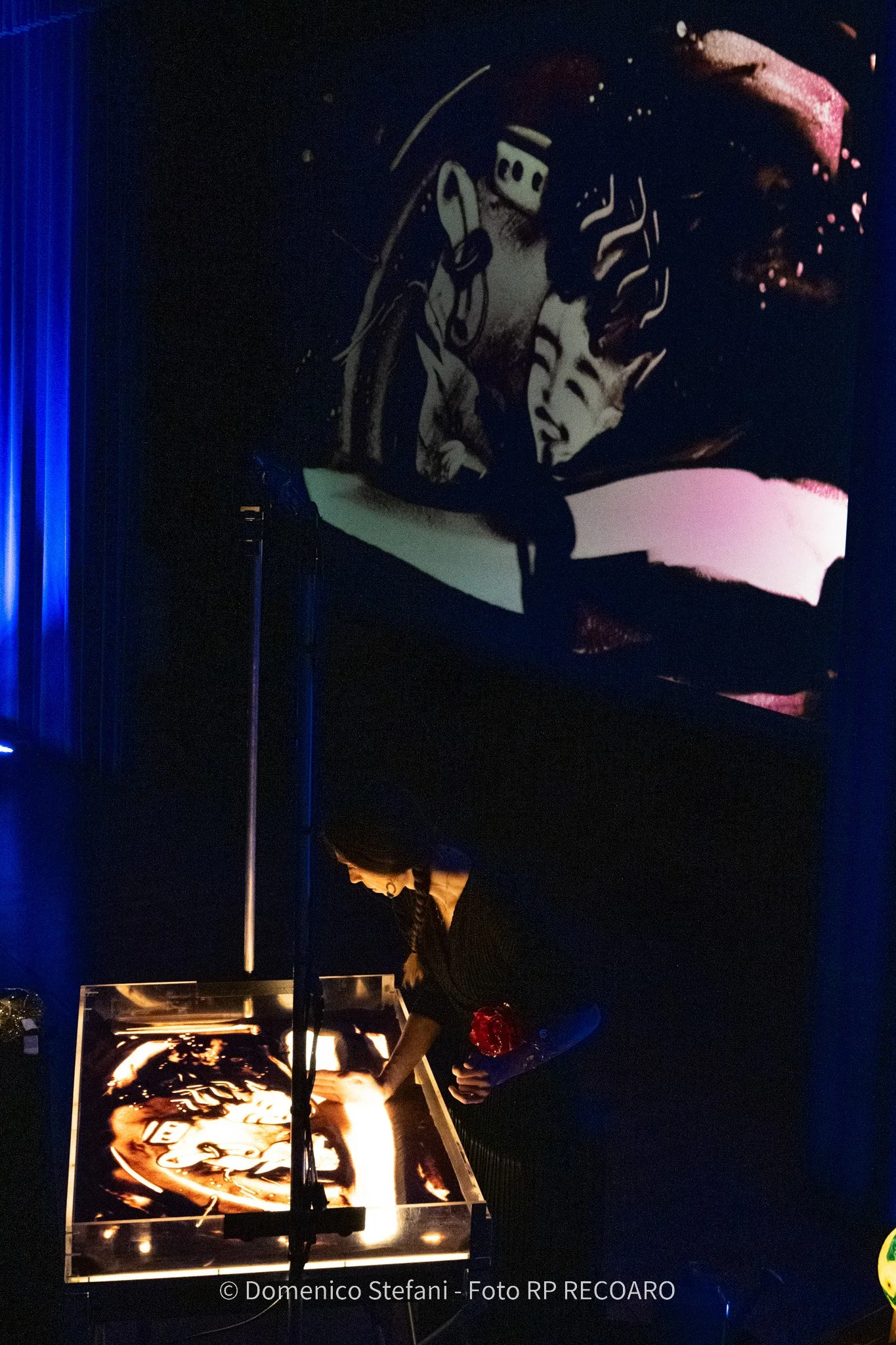Nadia Pretto al piano luminoso durante Il Piccolo Principe, nel buio del palco, foto dai palchetti, teatro
