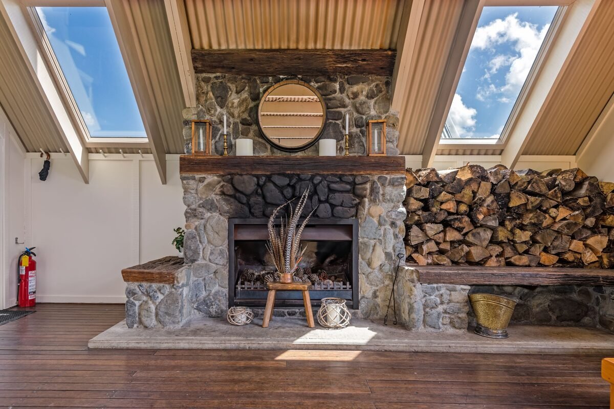 Rathmoy Estate Riverside Lodge - Stone fireplace