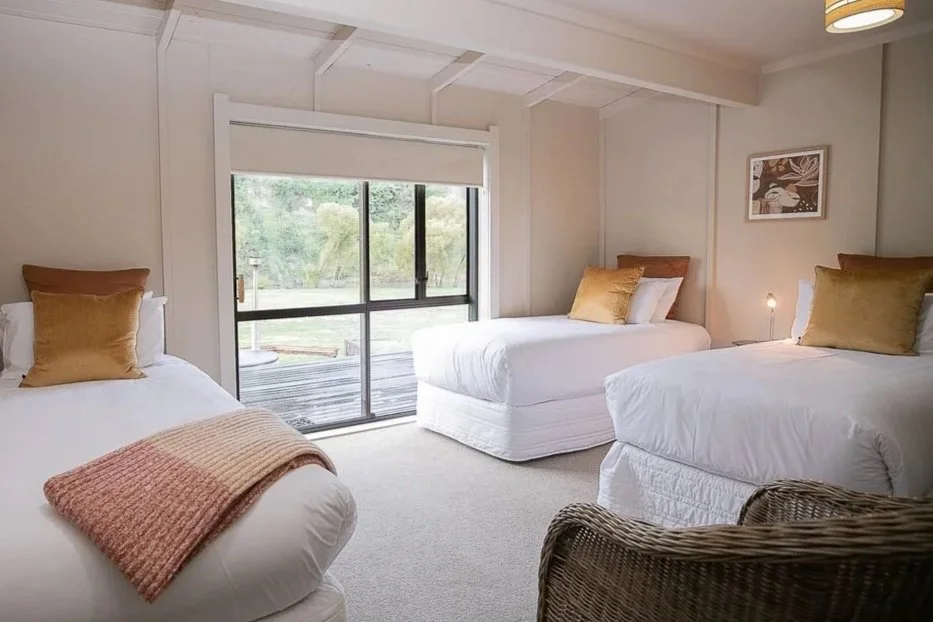 A cosy three bedroom room at the Rathmoy Estate Riverside Lodge in Rangitikei near Manawatu.