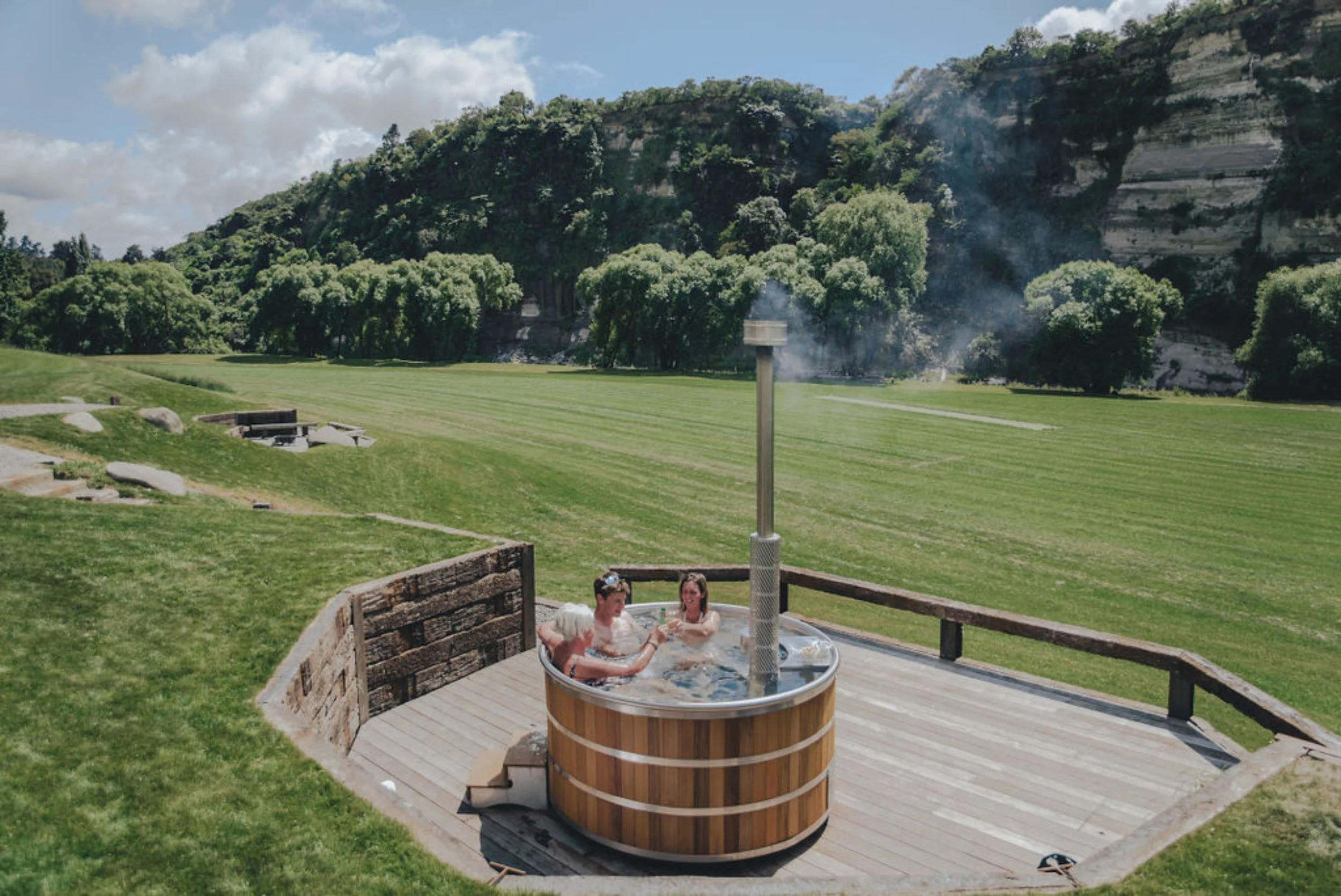 Cedar hot tub or hot pool overlooking the Rangitīkei River.