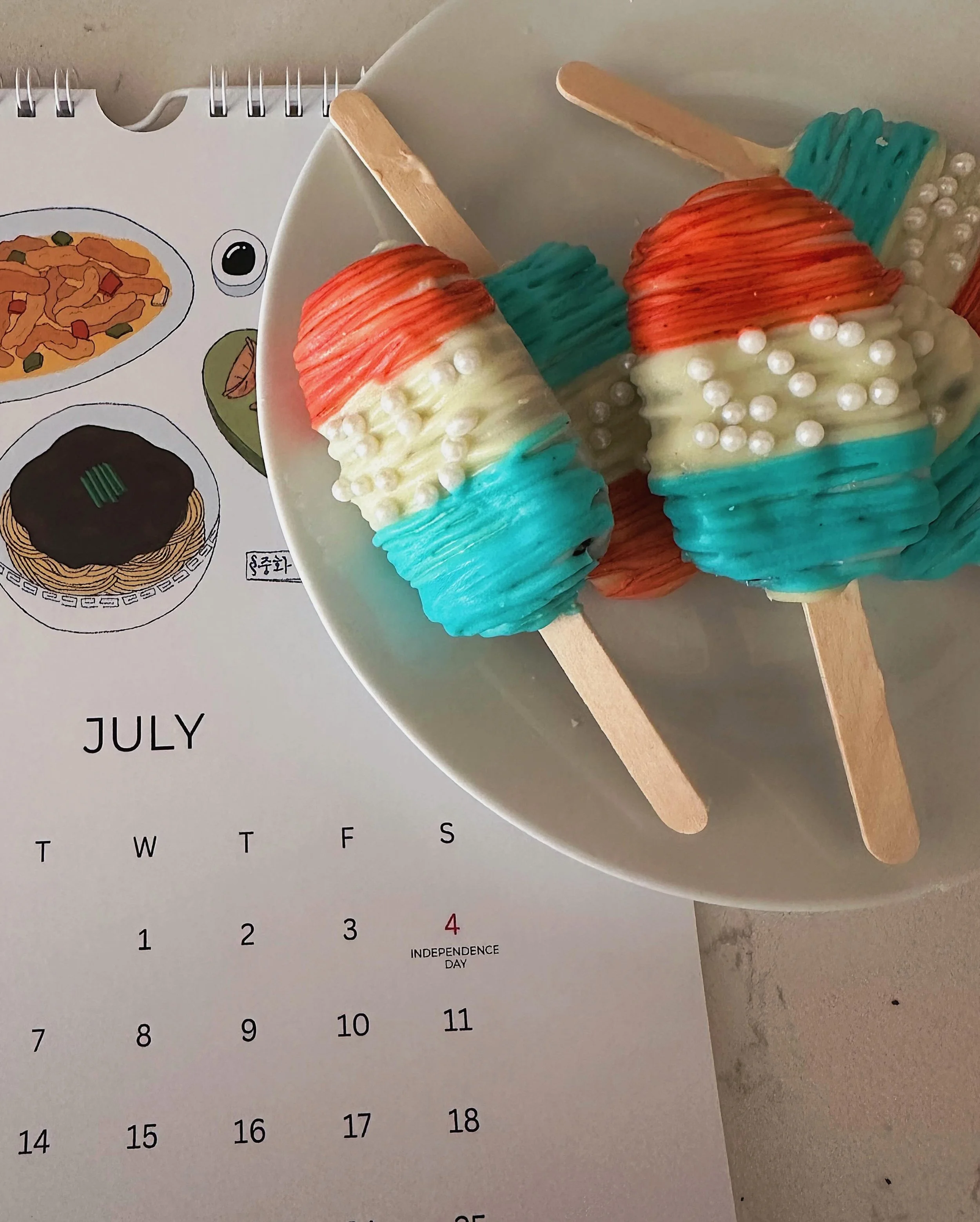 Happy early 4th of July! 🎆 Oh and, GO USA 🇺🇸 ⚽️

#cakesicle #gousa #cakepop #cakedesign #fourthofjulyvibes
