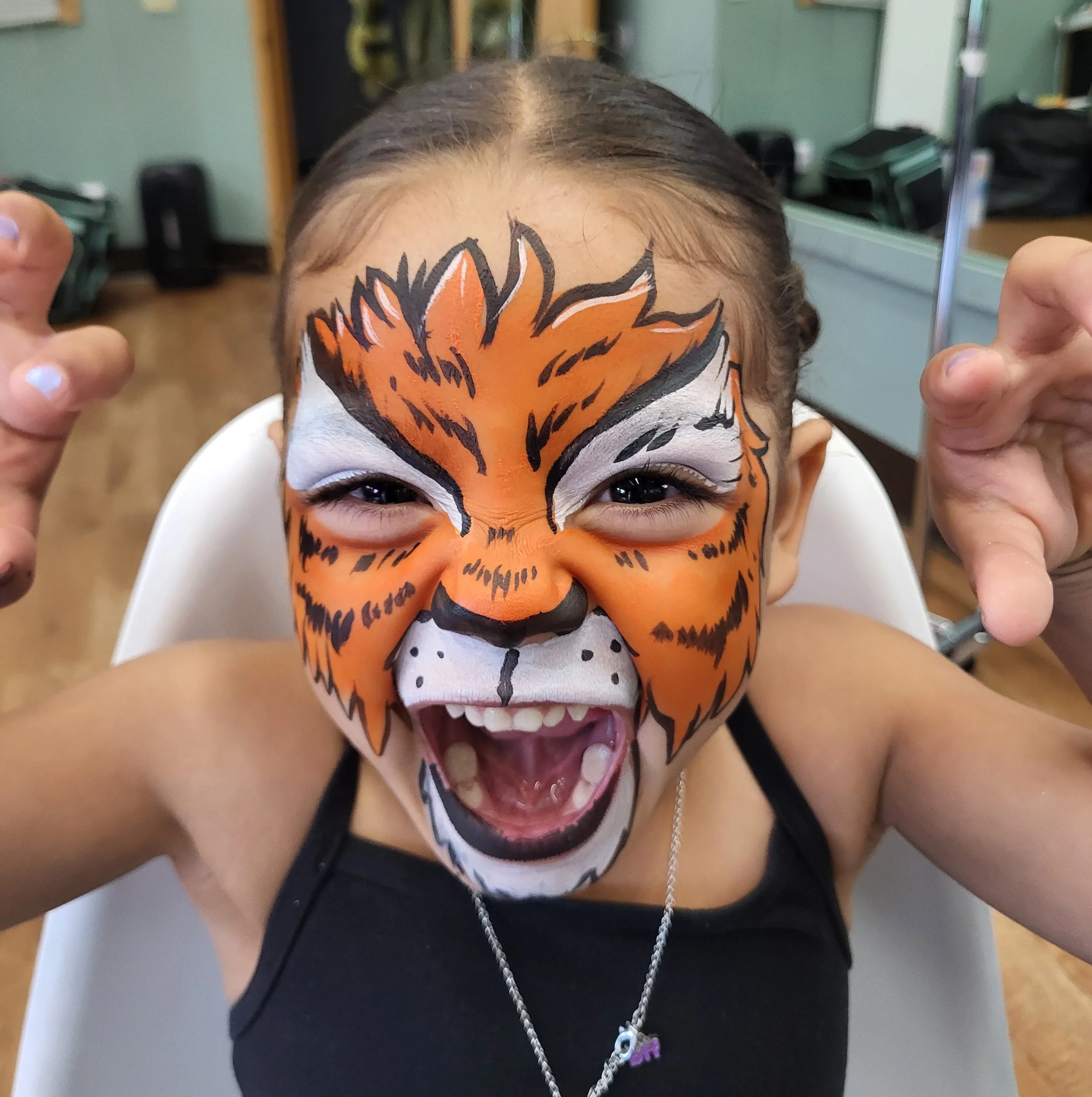 little girl face paint of a tiger witte artistry witty kitty face painting madison wisconsin face painter