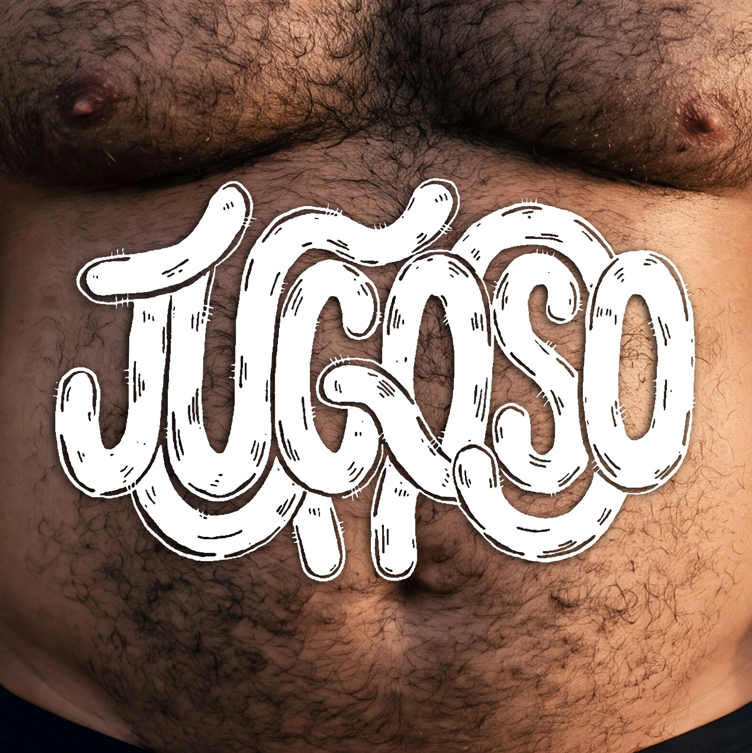 Panza peluda de un oso en la playa de Zipolite, Oaxaca, con el logotipo de Jugoso en rosa.