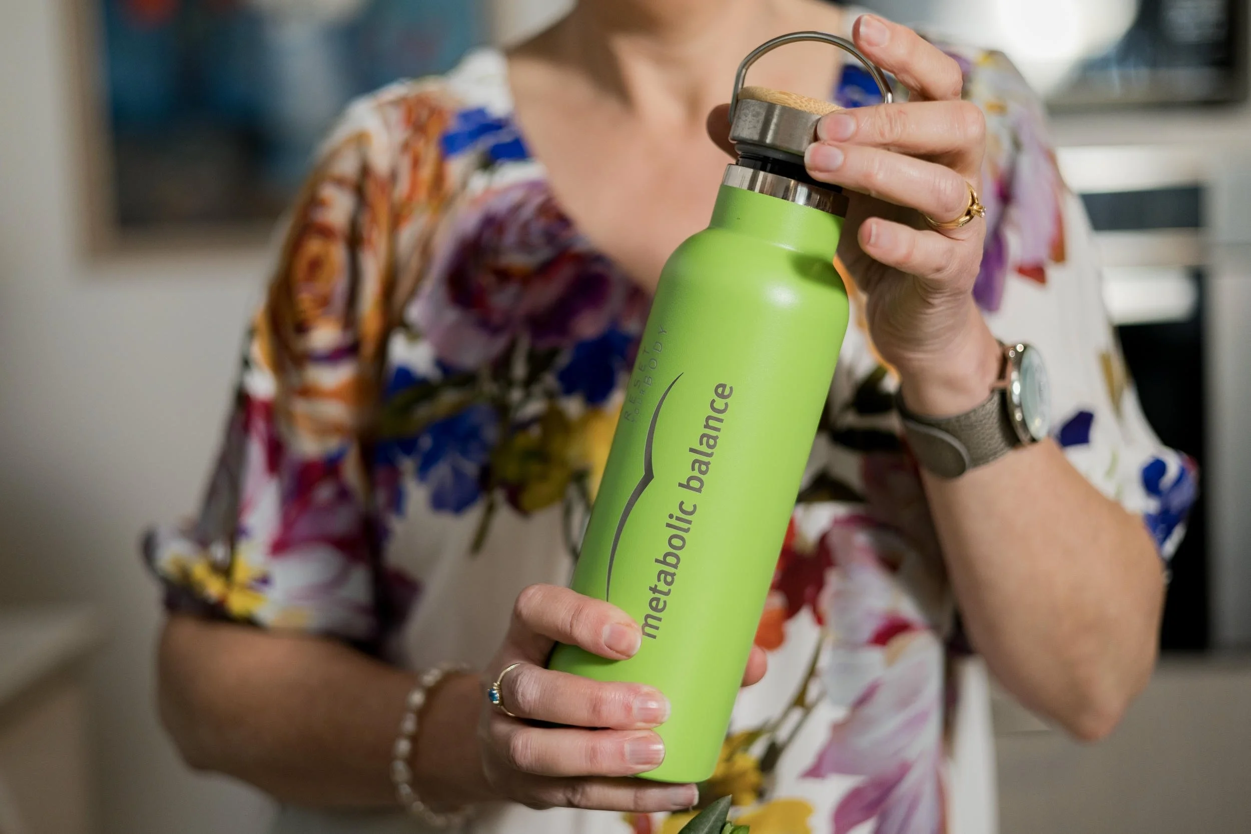 Nutritionist holding Metabolic Balance water bottle