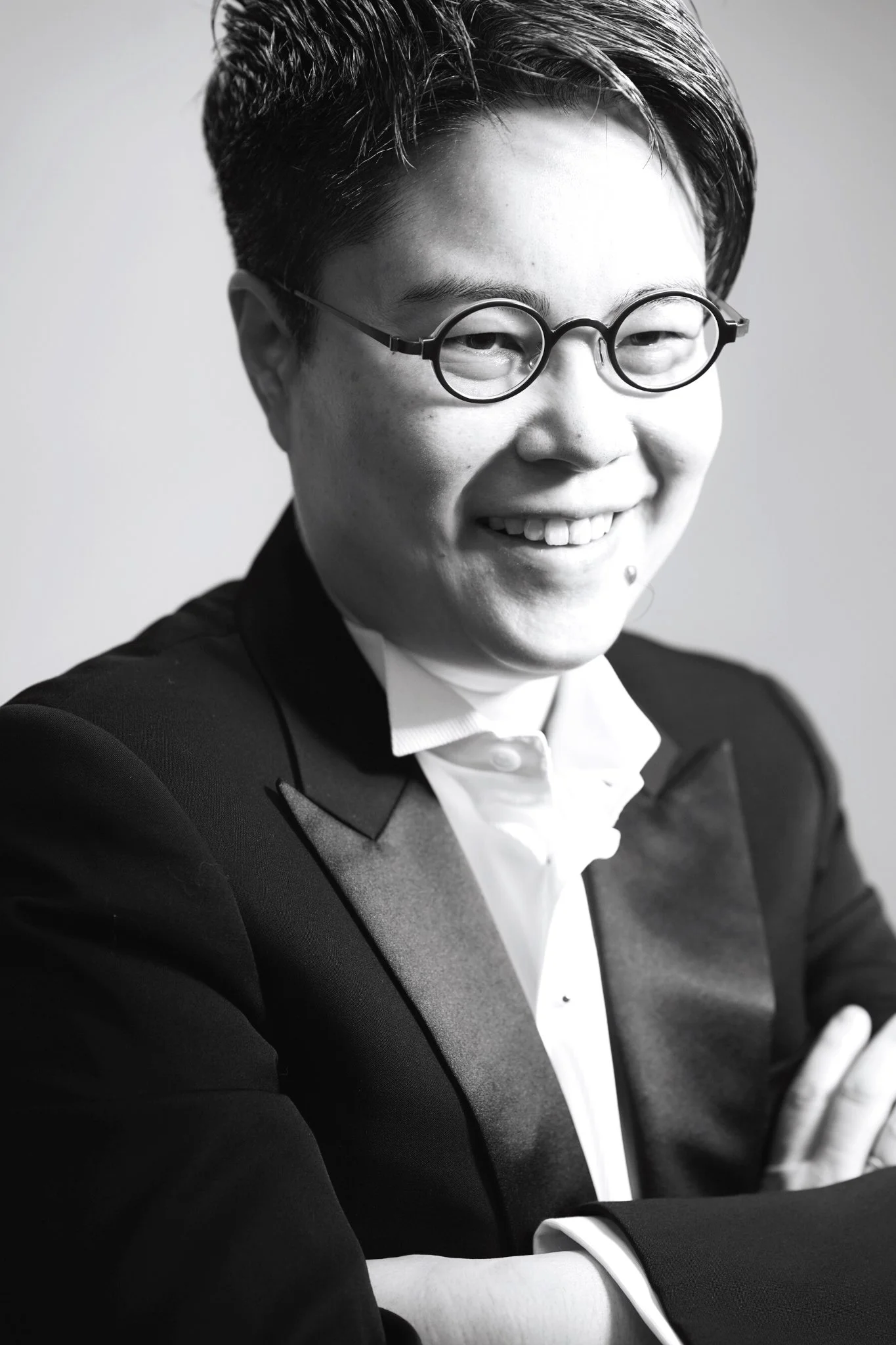 Black-and-white portrait of Vince Chan, billion-dollar fund manager turned power geostrategist, podcast host, and author.