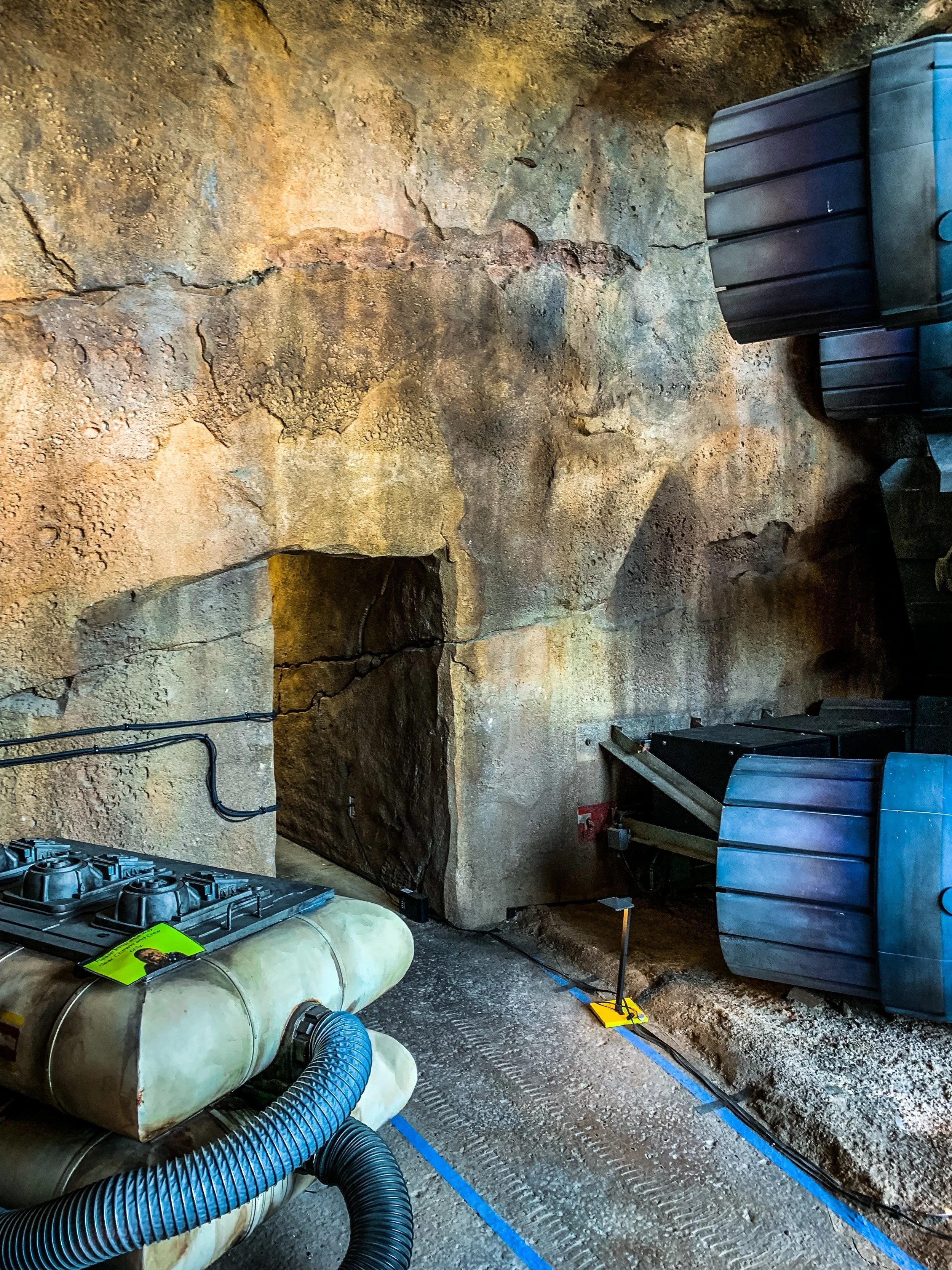 Star Wars Galaxy's Edge Exhaust cave queue