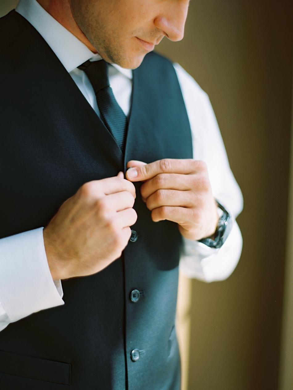 OMAHACOUNTRYCLUBWEDDINGPHOTOGRAPHER230.jpg