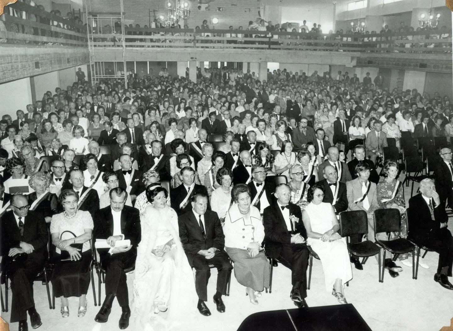 Archival photo of a formally dressed audience at a Dom Polski ceremony.