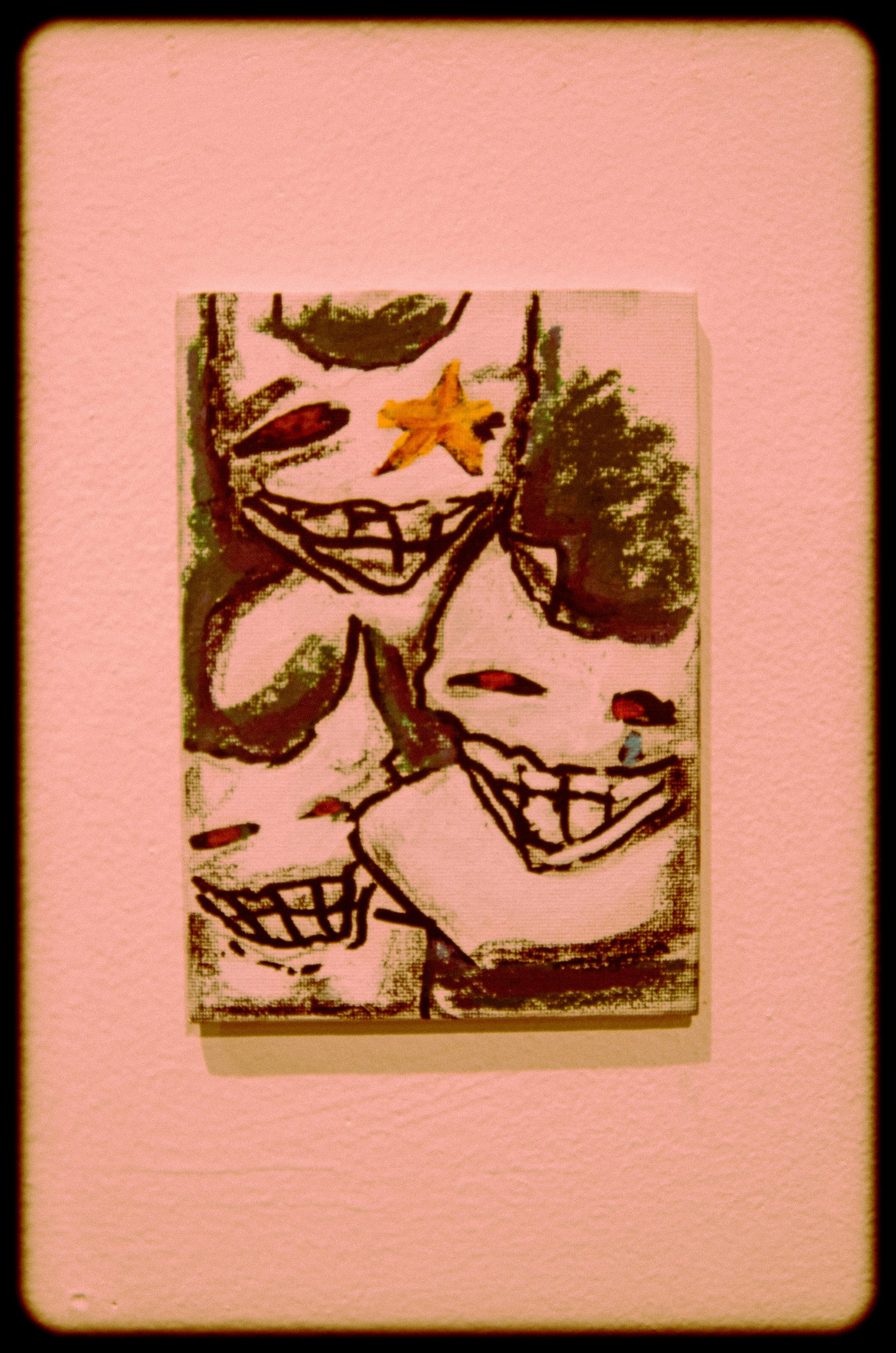 Drawing of a smiling face with a star on the forehead, in a sketch style, on pink background.