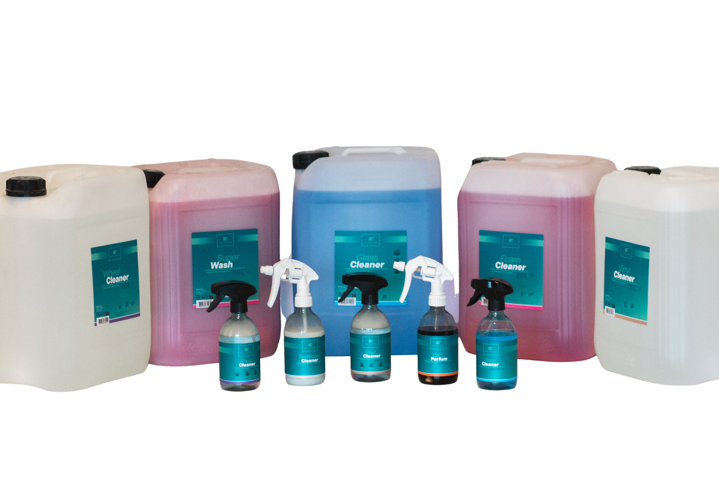Set van schoonmaakproducten, inclusief flessen met water, sprayflessen, emmers en verschillende schoonmaakmiddelcontainers.