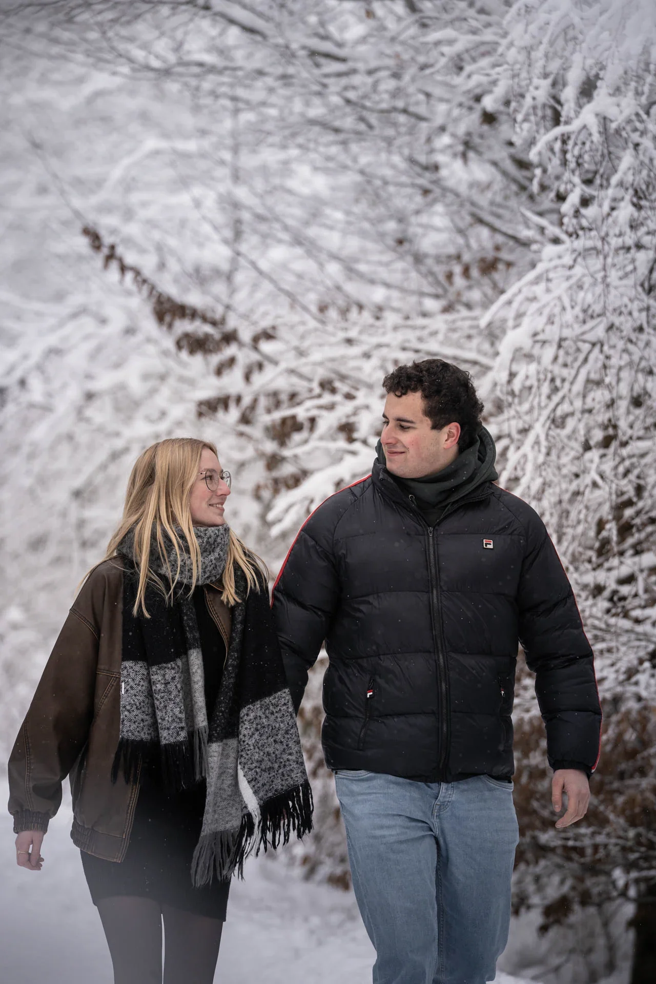 Authentisches Paarshooting im weichen Winterlicht festgehalten.