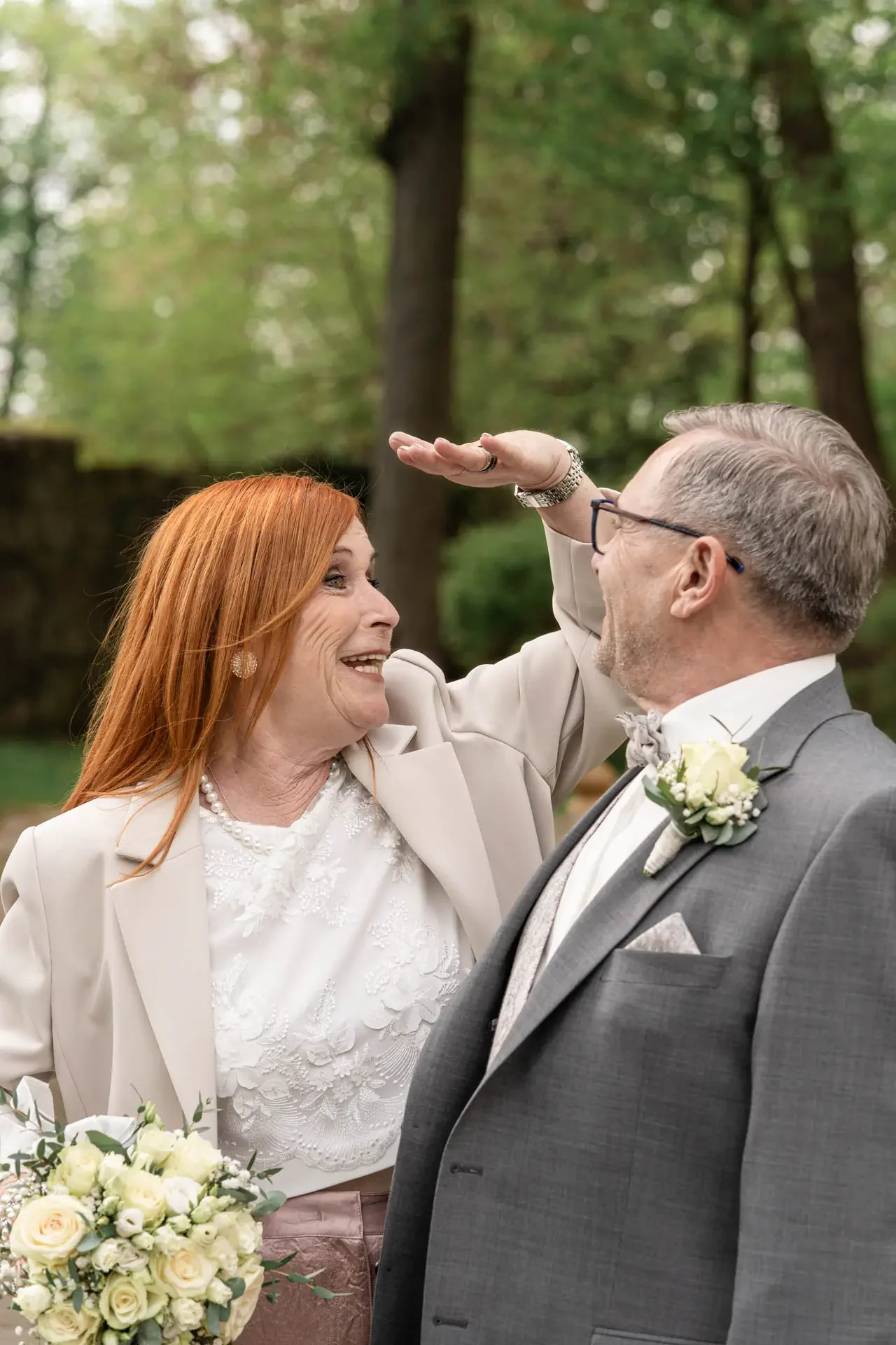 Lockere Stimmung beim Hochzeitsshooting – echte Emotionen und viel Lachen ohne steife Posen.
