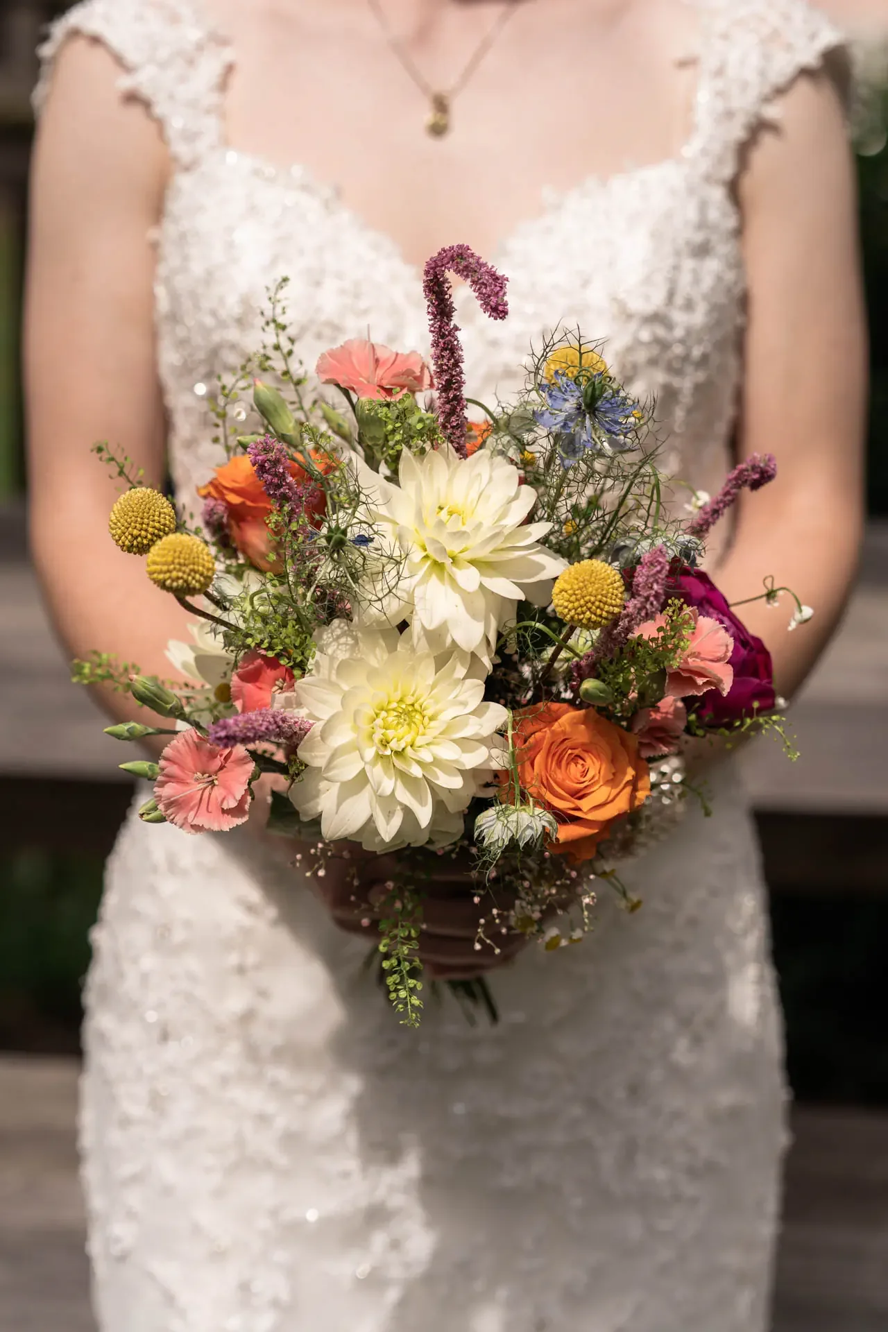 Elegantes Hochzeitskleid mit filigraner Spitze und natürlichem Brautstrauß im Saale-Orla-Kreis