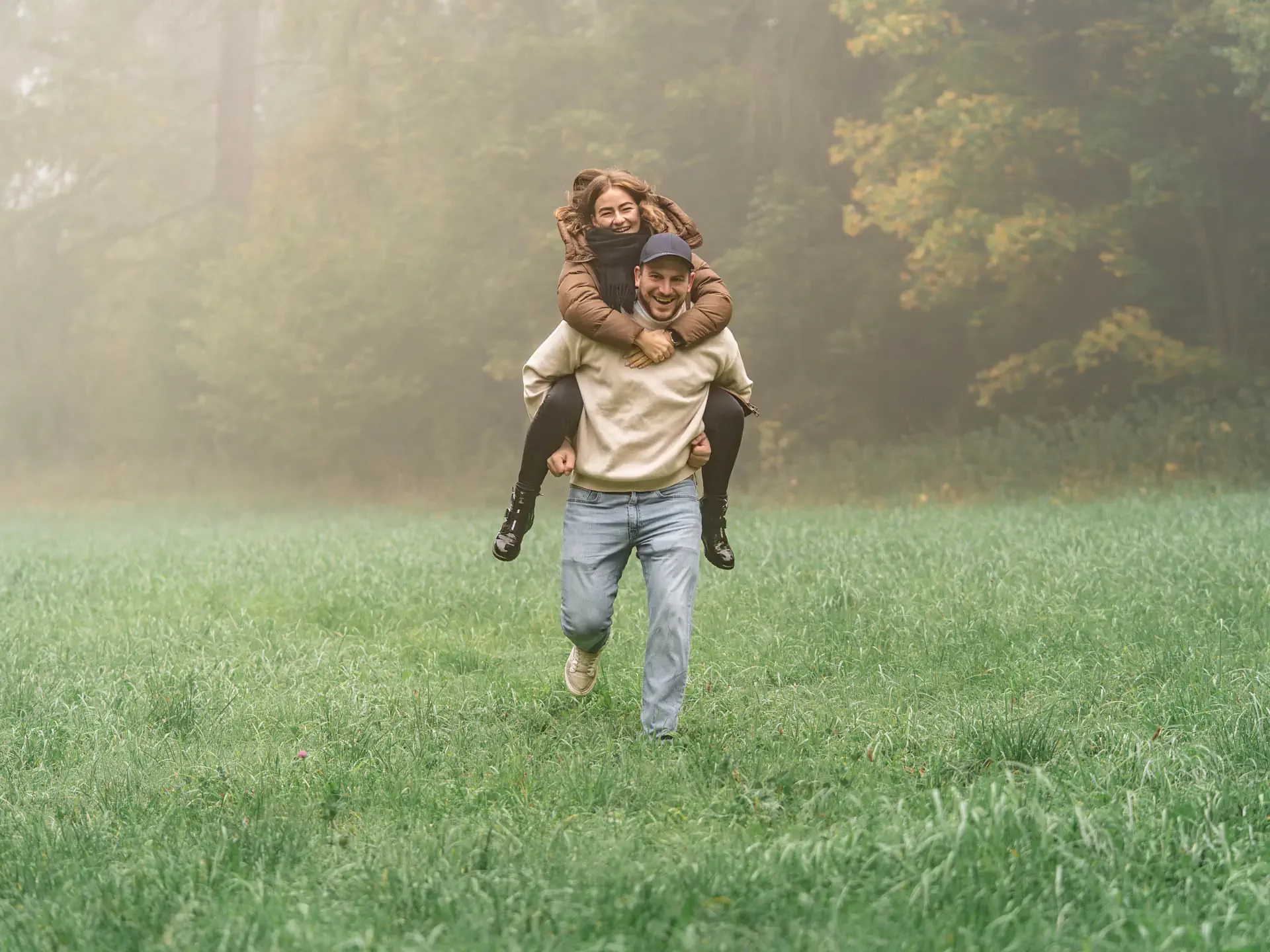 Authentisches Paarshooting in der Natur Oberfrankens mit Fokus auf ungestellte Momente und das lebendige Lachen eines verliebten Paares.