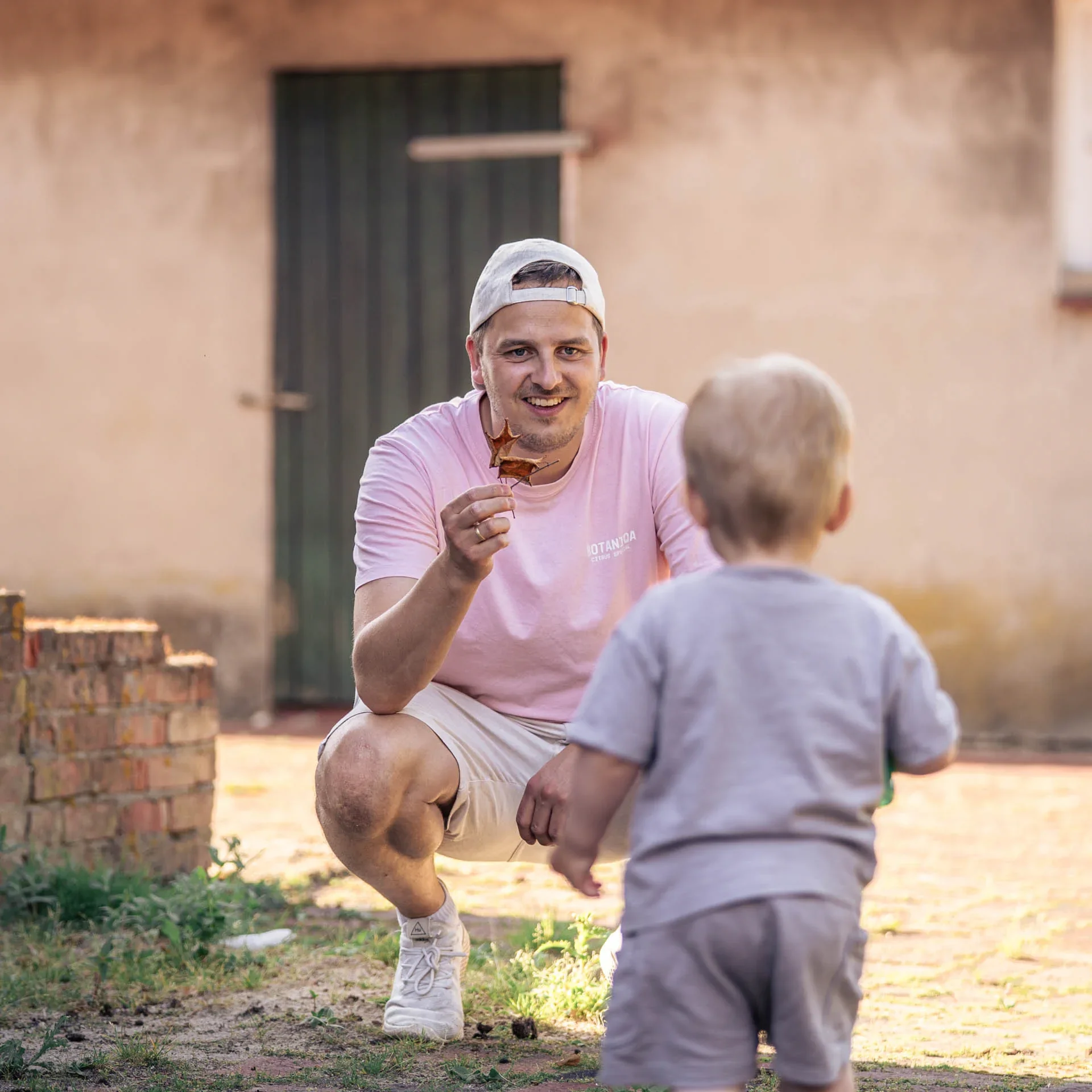 Unbeschwerte Familienfotografie im Grünen mit authentischen Erinnerungen und dem echten, lauten Lachen beim gemeinsamen Toben.