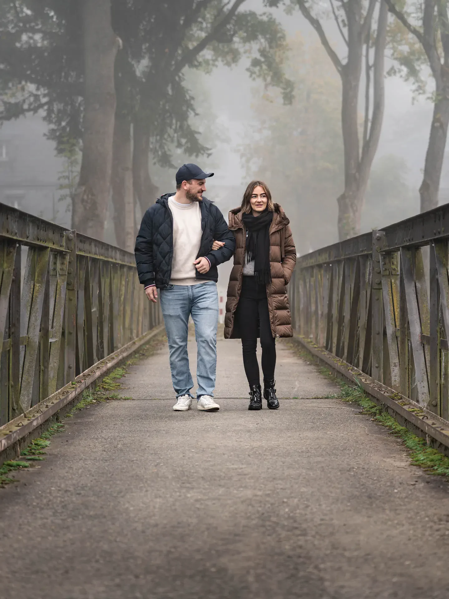 Natürliche Paarfotografie im Reportage-Stil – gemütlicher Herbstspaziergang zu zweit.