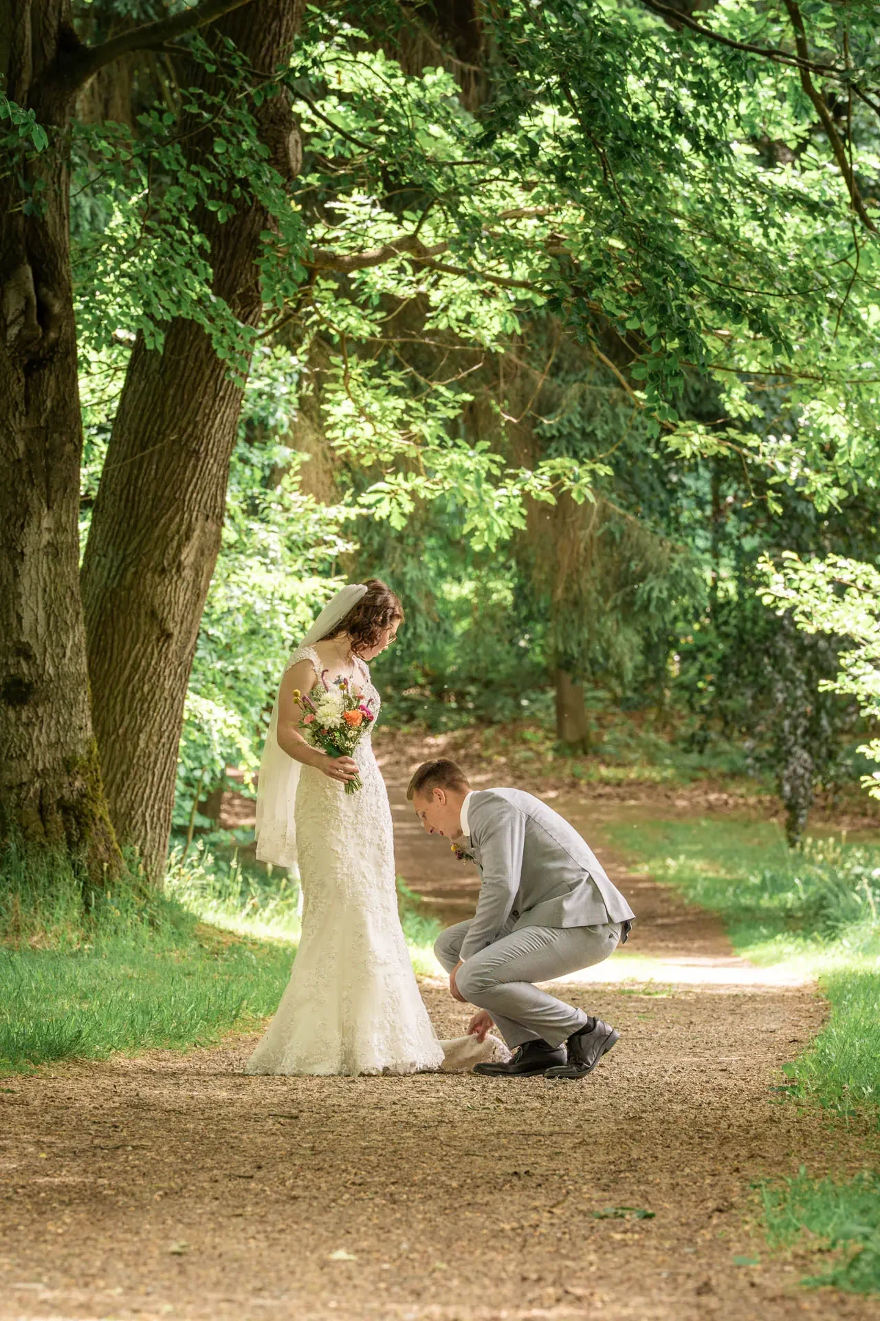 Hochzeitsfotograf im Hofer Land begleitet ein glückliches Brautpaar bei einer emotionalen Reportage im Freien ganz ungezwungen und ohne steife Posen.