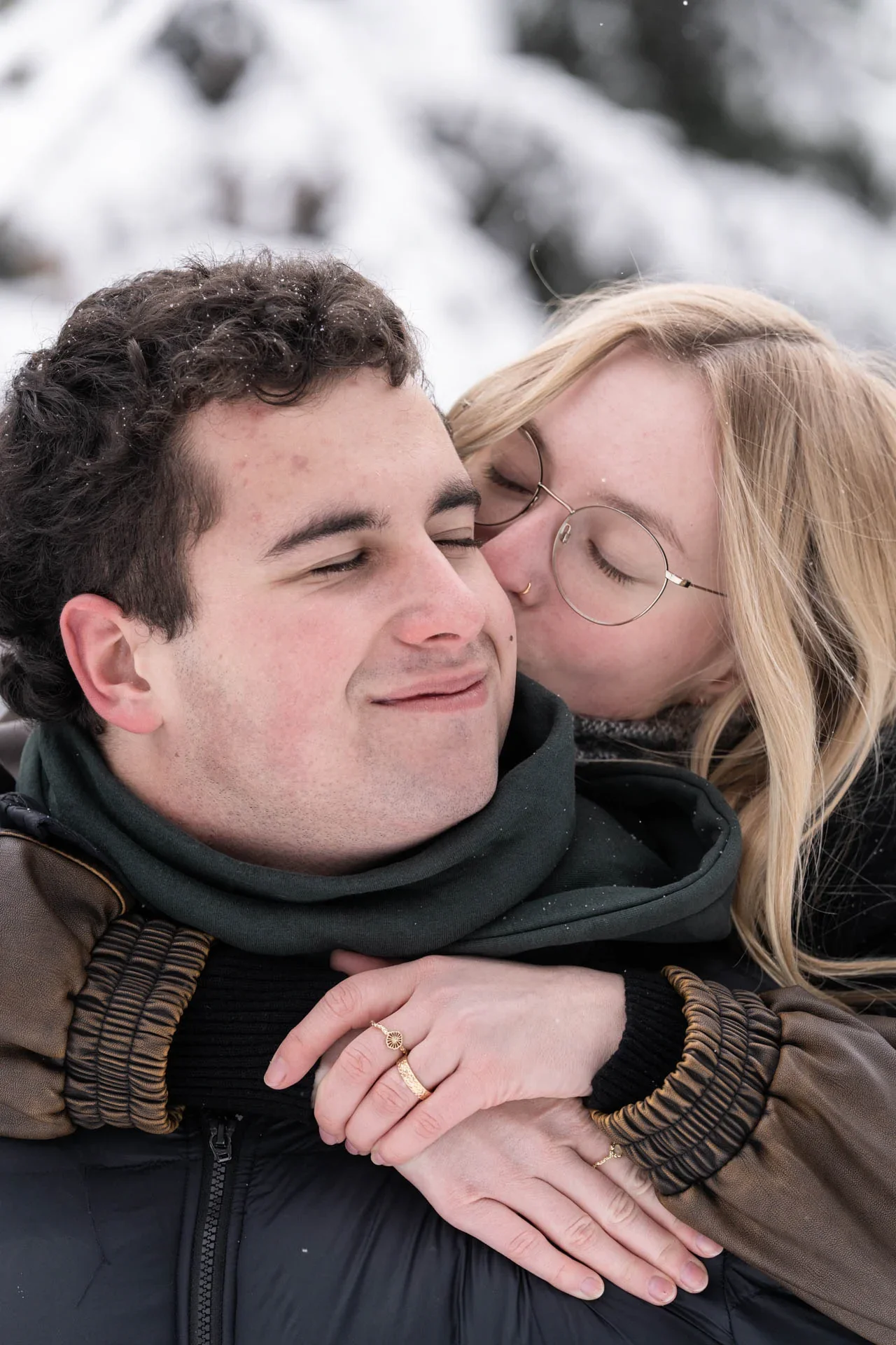Intimer Moment beim Paarshooting im Schnee – authentische Paarfotos von Dominik Lüdtke Fotografie.