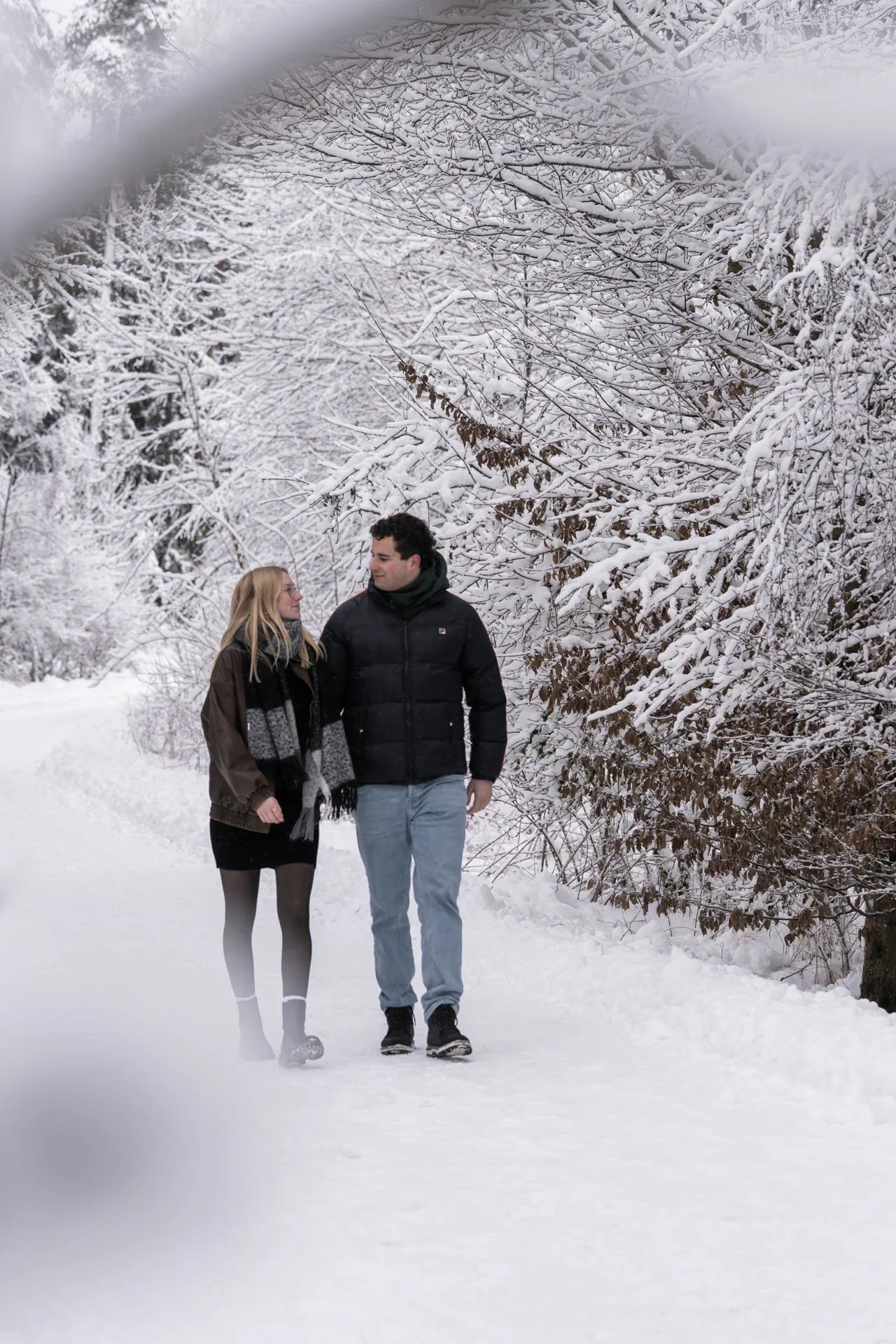 Romantisches Winter-Shooting im verschneiten Wald – zeitlose Erinnerungen für die Ewigkeit.