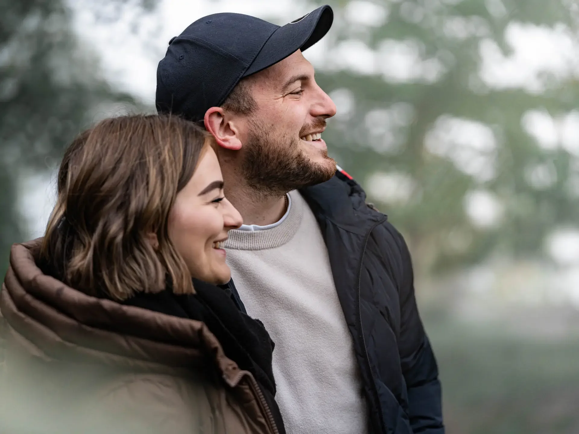 Herzliche Porträts im Kumpelstil – ungezwungene Fotoshootings für verliebte Paare.