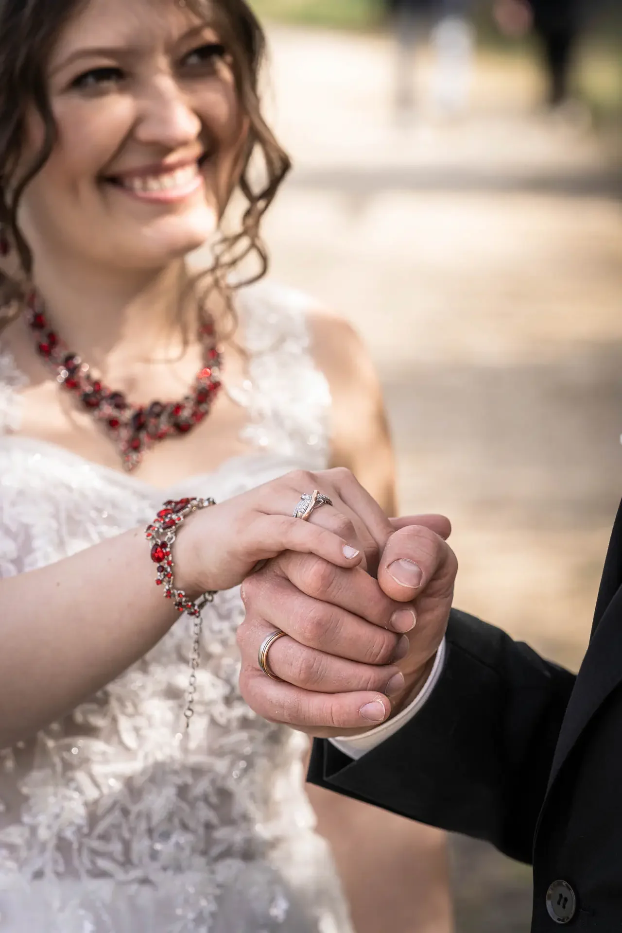 Detailaufnahme der Eheringe und glückliches Brautpaar bei einer emotionalen Hochzeit in Oberfranken