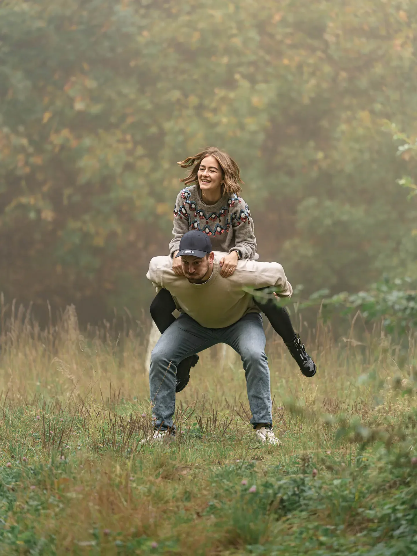 Echte, ungestellte Emotionen und pures Lachen beim Lovestory-Shooting in der Natur.