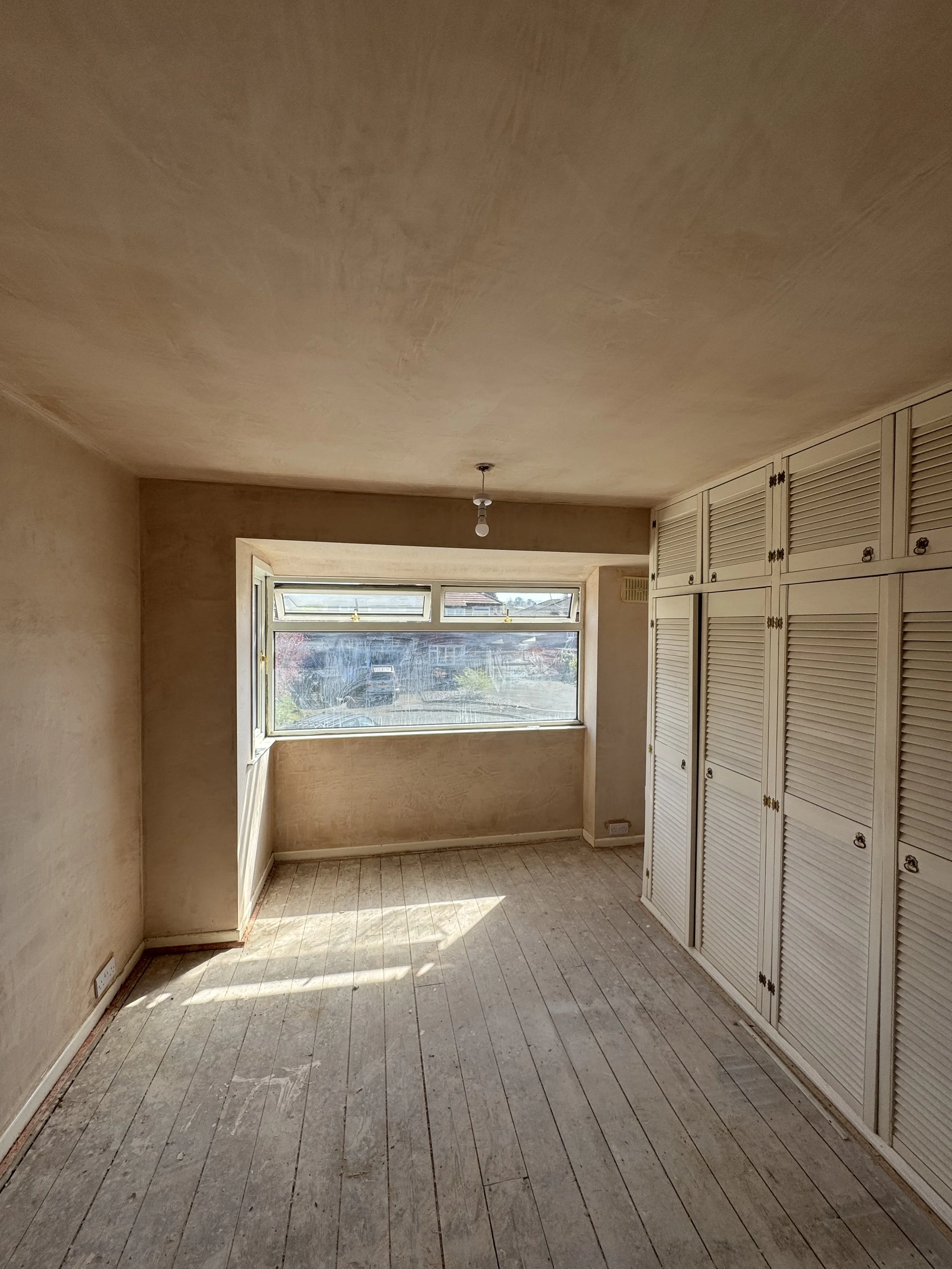 Bedroom fully plastered, ceiling overboard, dot and dab