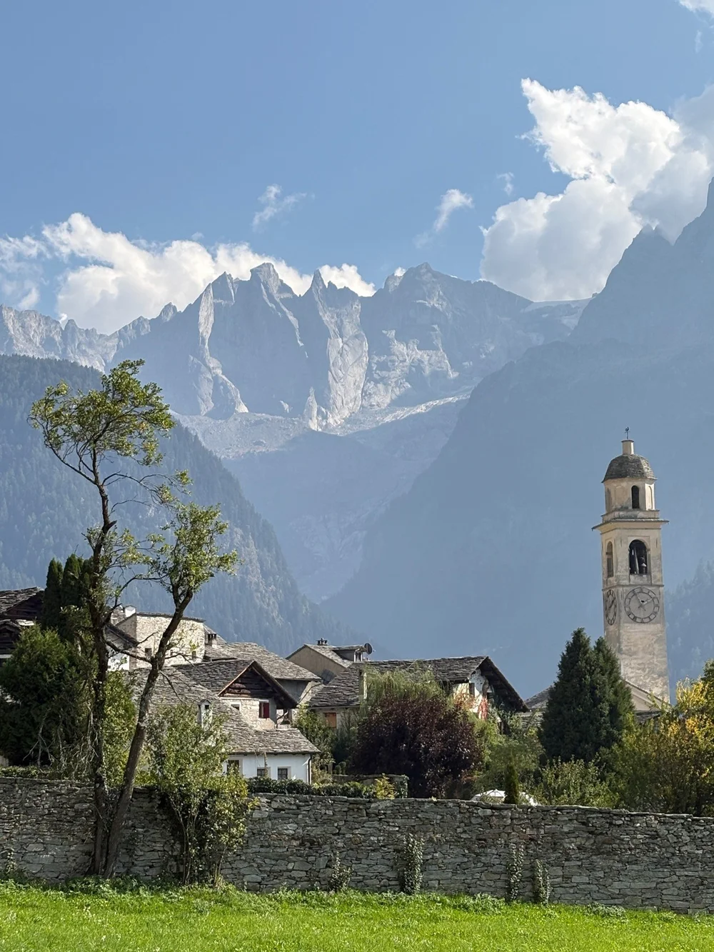 Das Dorf Soglio im Bergell mit Kirchturm vor den Granitgipfeln