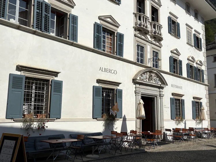 Fassade des Palazzo Salis in Soglio, Graubünden