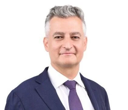 Professioneller Portrait eines Mannes mit grauen Haaren, Anzug und Krawatte
