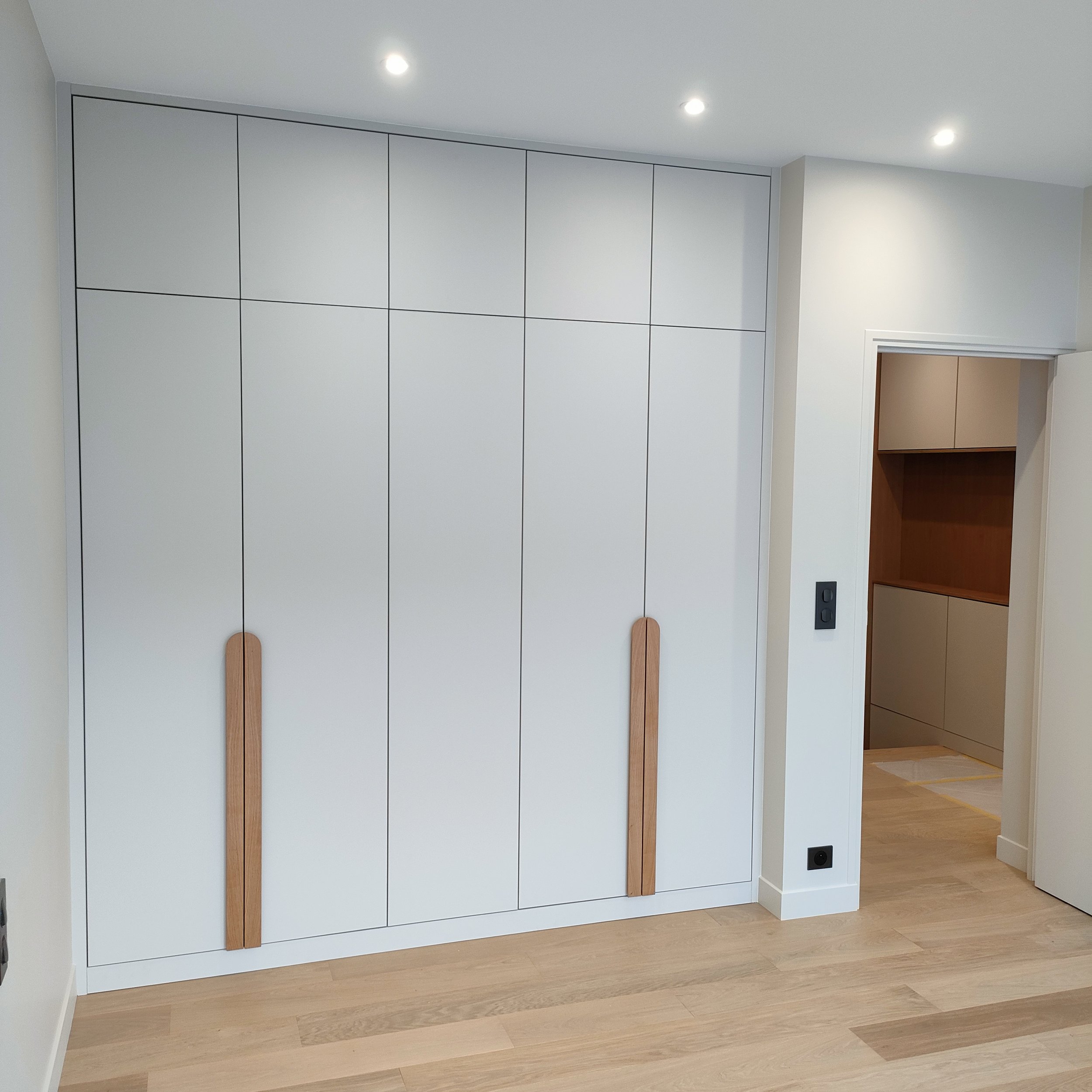 Armoire sur mesure blanche avec poignées en bois massif | FEINSTE